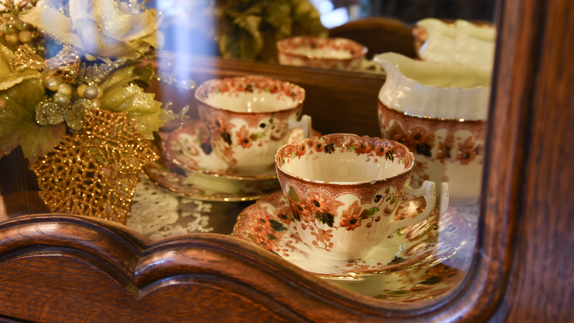 *102号室（1階特別室）/紅茶やコーヒーをティーカップセットでいただく