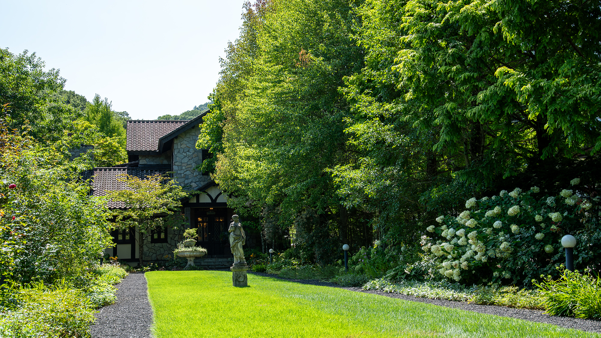 *ボーダーガーデン/ルゼヴィラのアンティークな建物を背景にしたガーデンの入口