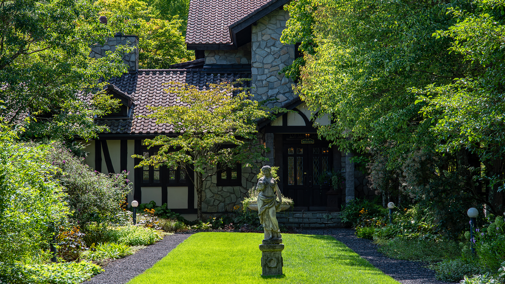 *ボーダーガーデン/ルゼヴィラのアンティークな建物を背景にしたガーデンの入口