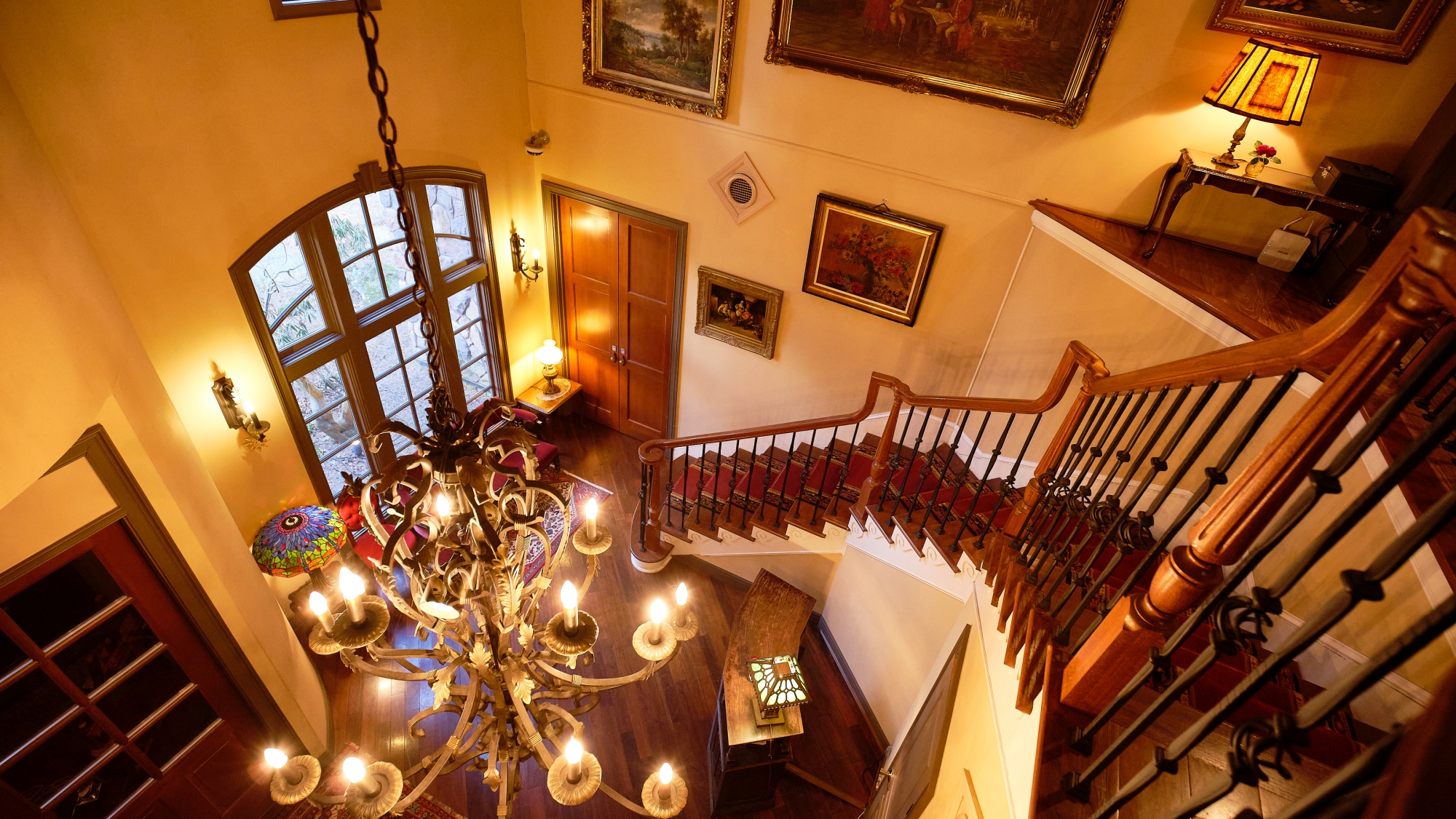 *別邸ダイニング「RUZE classique」/重厚な扉を開けると吹き抜けの天井に螺旋階段