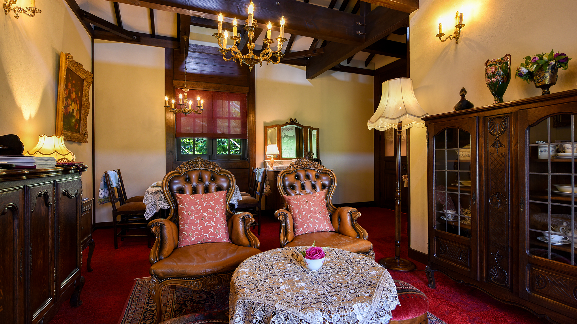 *201号室（2階）/革張りのチェアがシックな雰囲気です