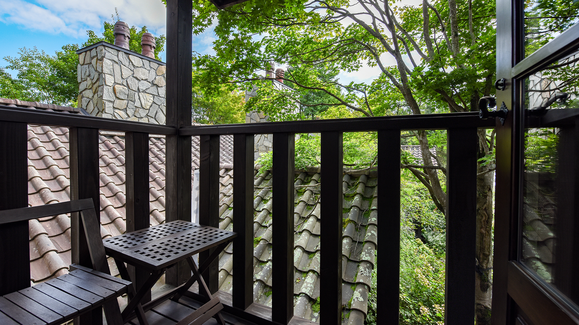 *202号室（2階）/寝室からは屋根越しにレイクガーデンやボーダーガーデンを望めます