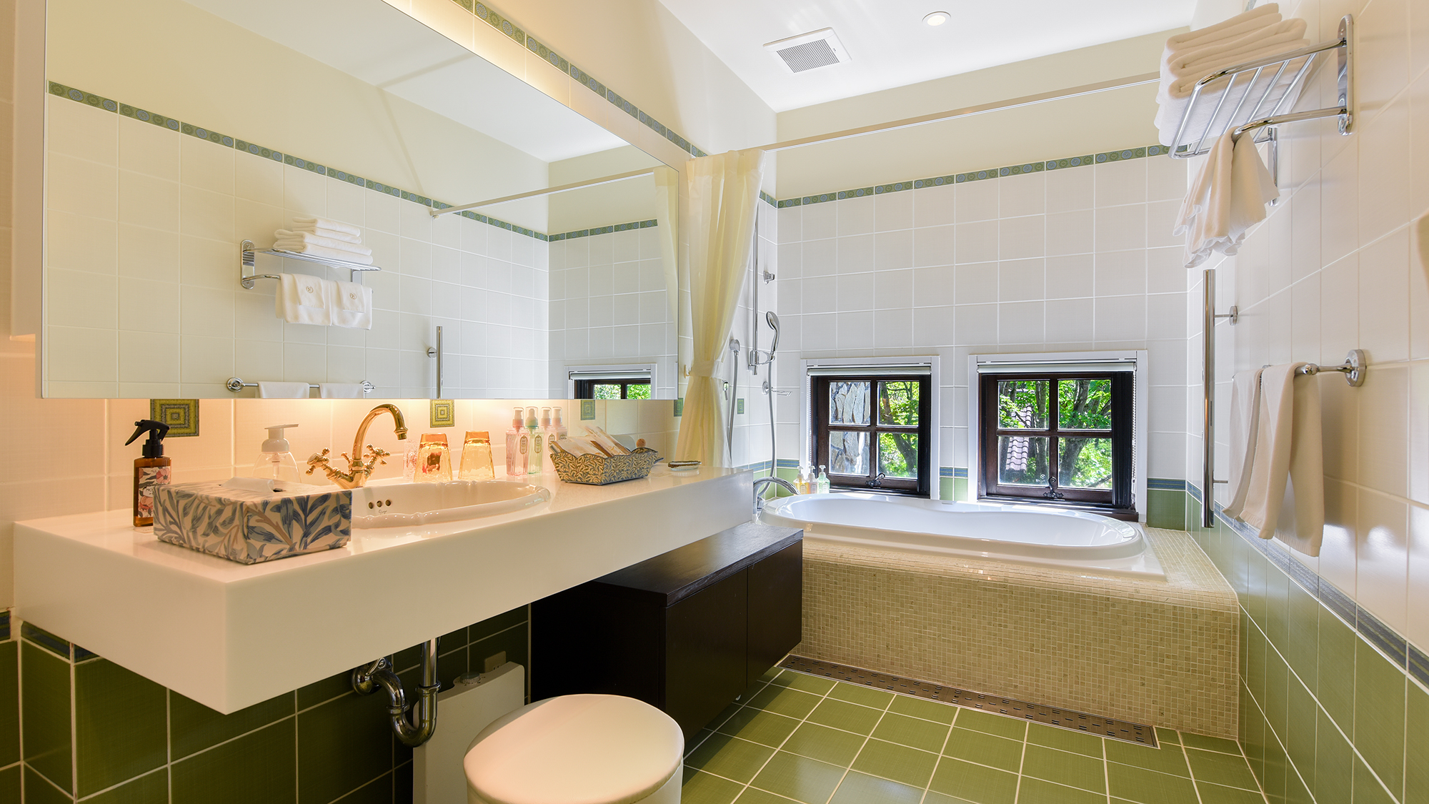 *201号室（2階）/優雅な気分に浸かれる 広々とした清潔感のあるバスルーム