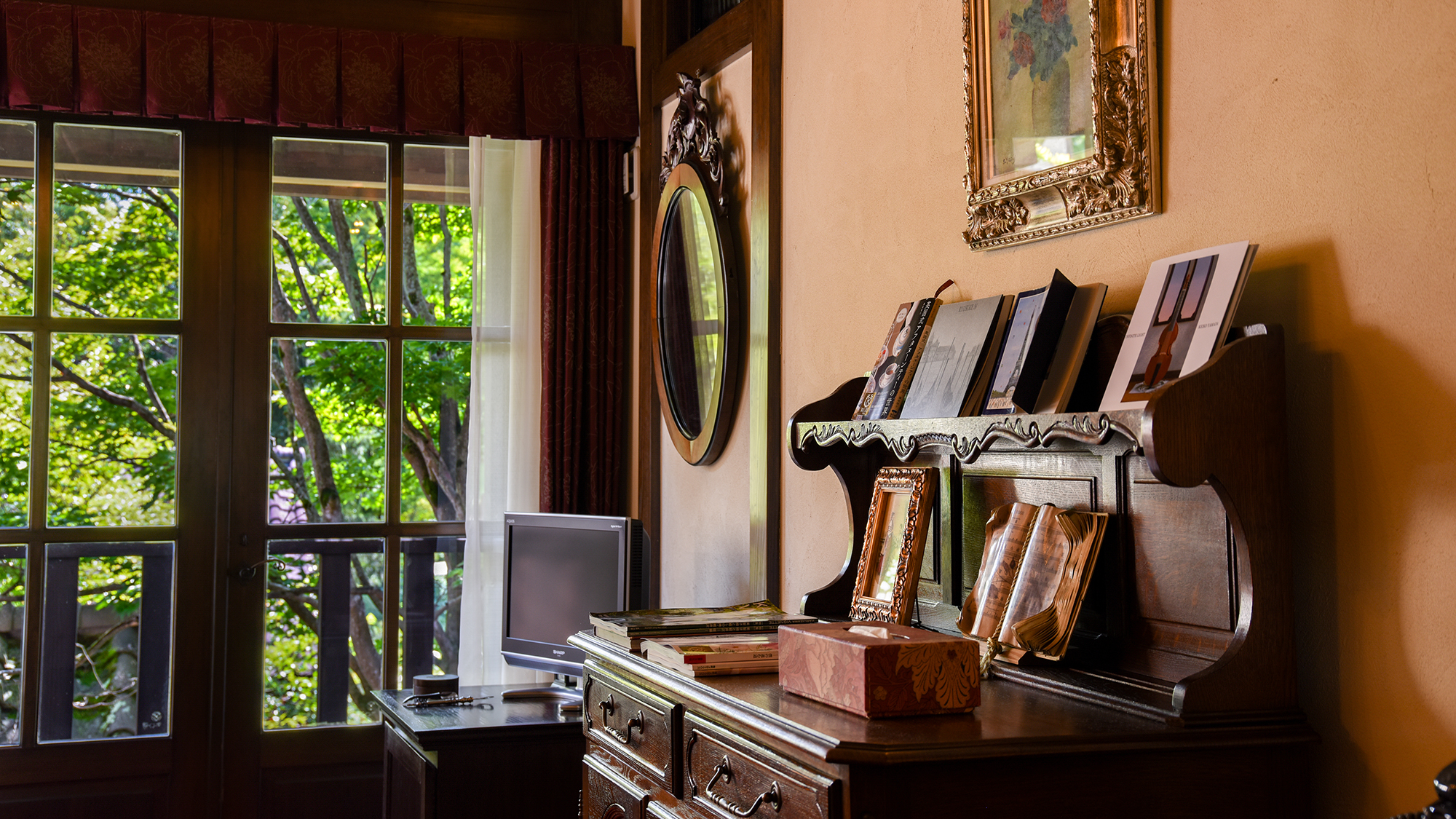 *202号室（2階）/宮殿の屋根裏部屋を思わせる華やかなアンティーク家具