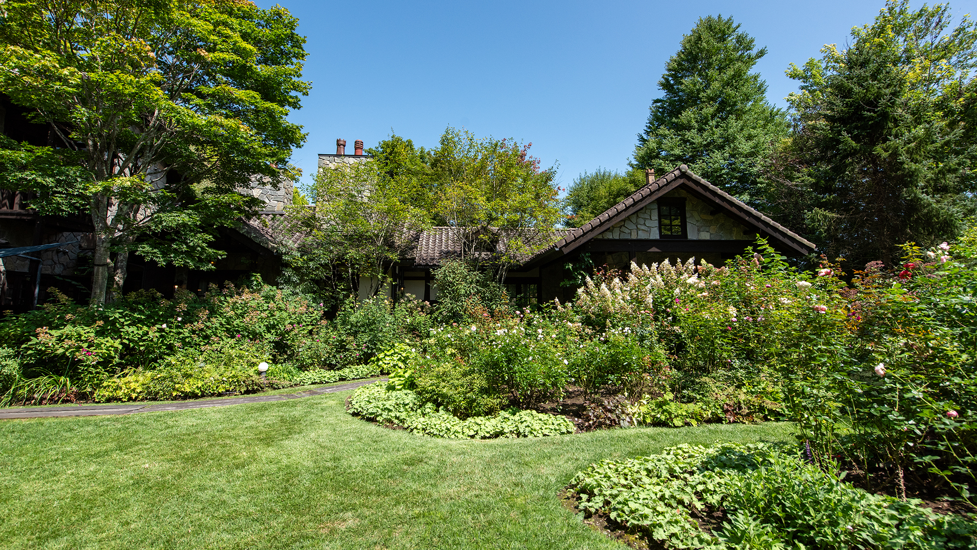 *プライヴェートガーデン/鮮やかな緑にたくさんの種類の花が咲き揃います