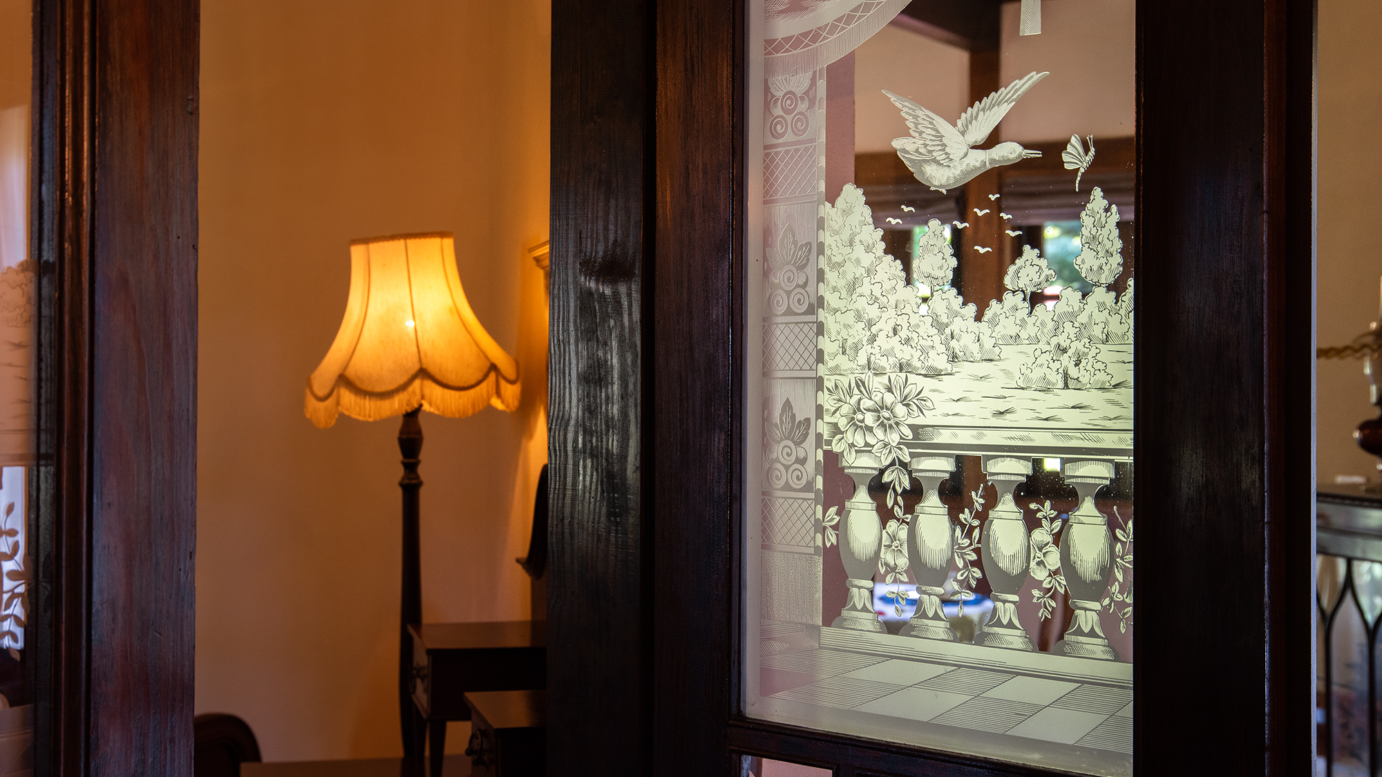 *101号室（1階特別室）/バーガンディーカラーを基調にしたアンティーク家具が印象的