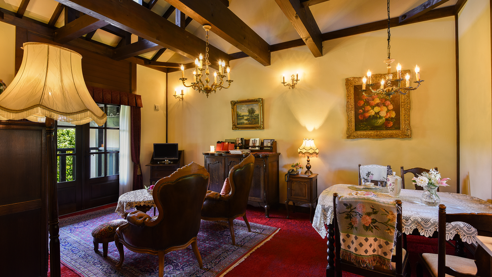 *201号室（2階）/革張りのチェアがシックな雰囲気です