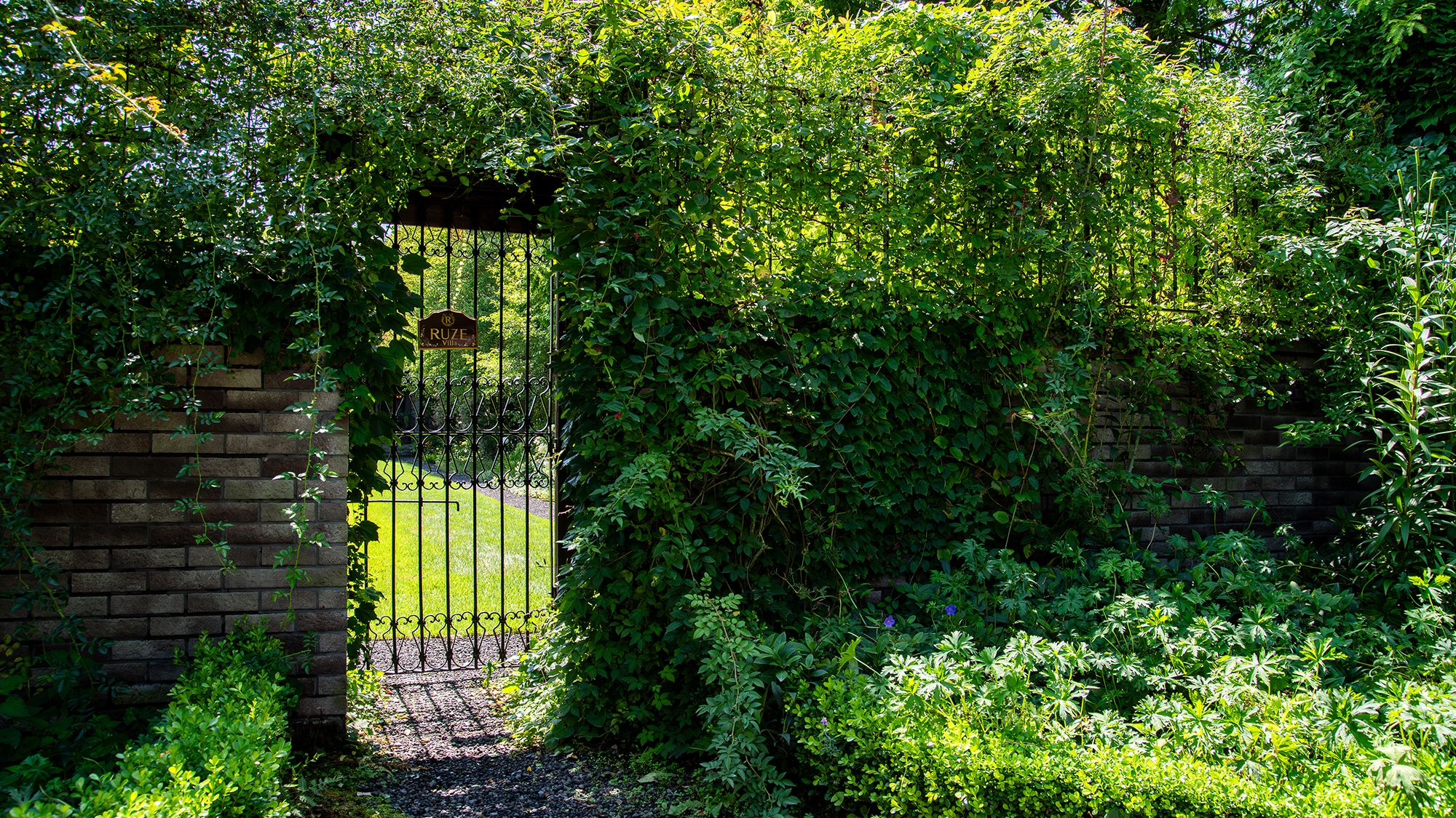 *ボーダーガーデン/ルゼヴィラのアンティークな建物を背景にしたガーデンの入口