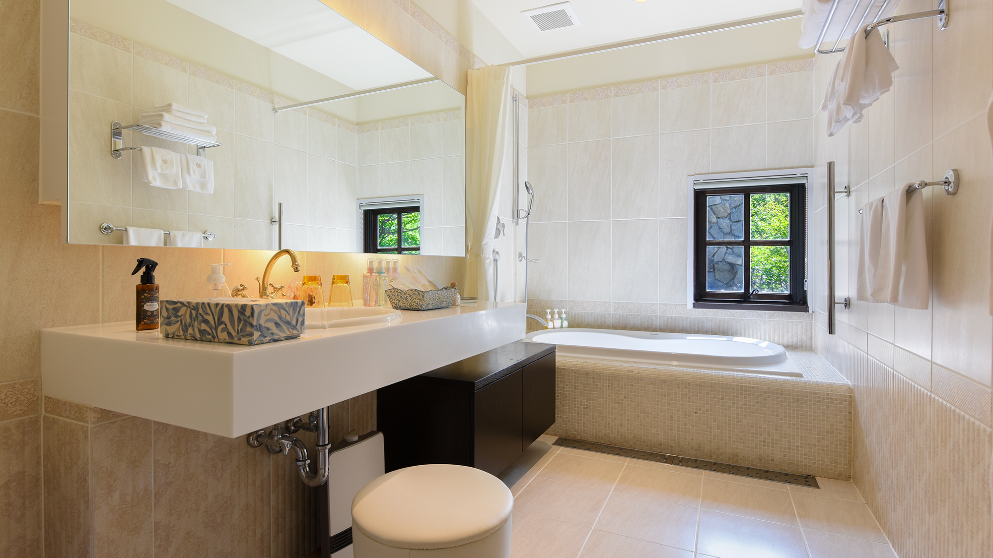 *202号室（2階）/優雅な気分に浸かれる 広々とした清潔感のあるバスルーム