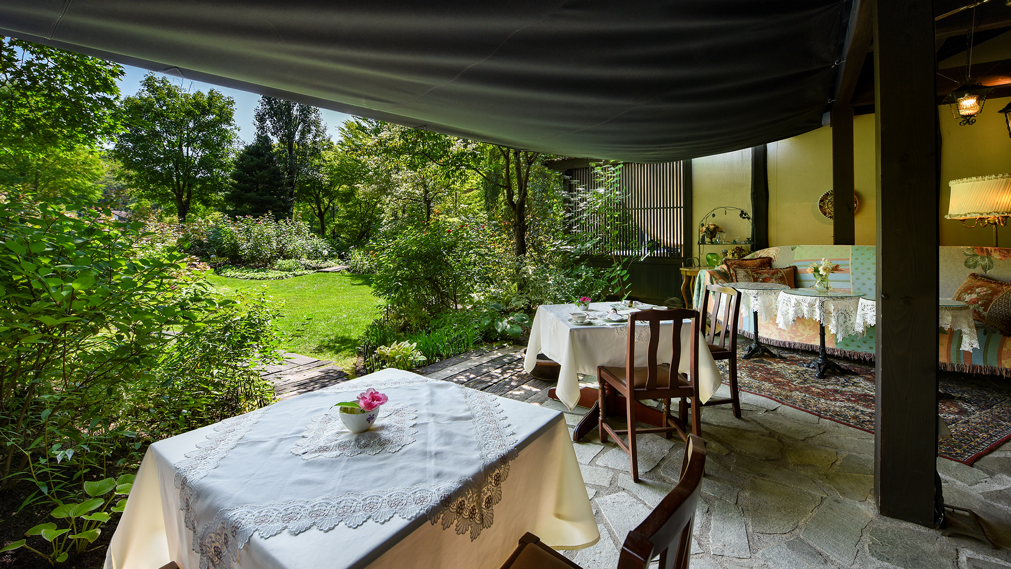 *テラス/ご朝食はガーデンを眺めながら贅沢に味わうことができます（予約制）