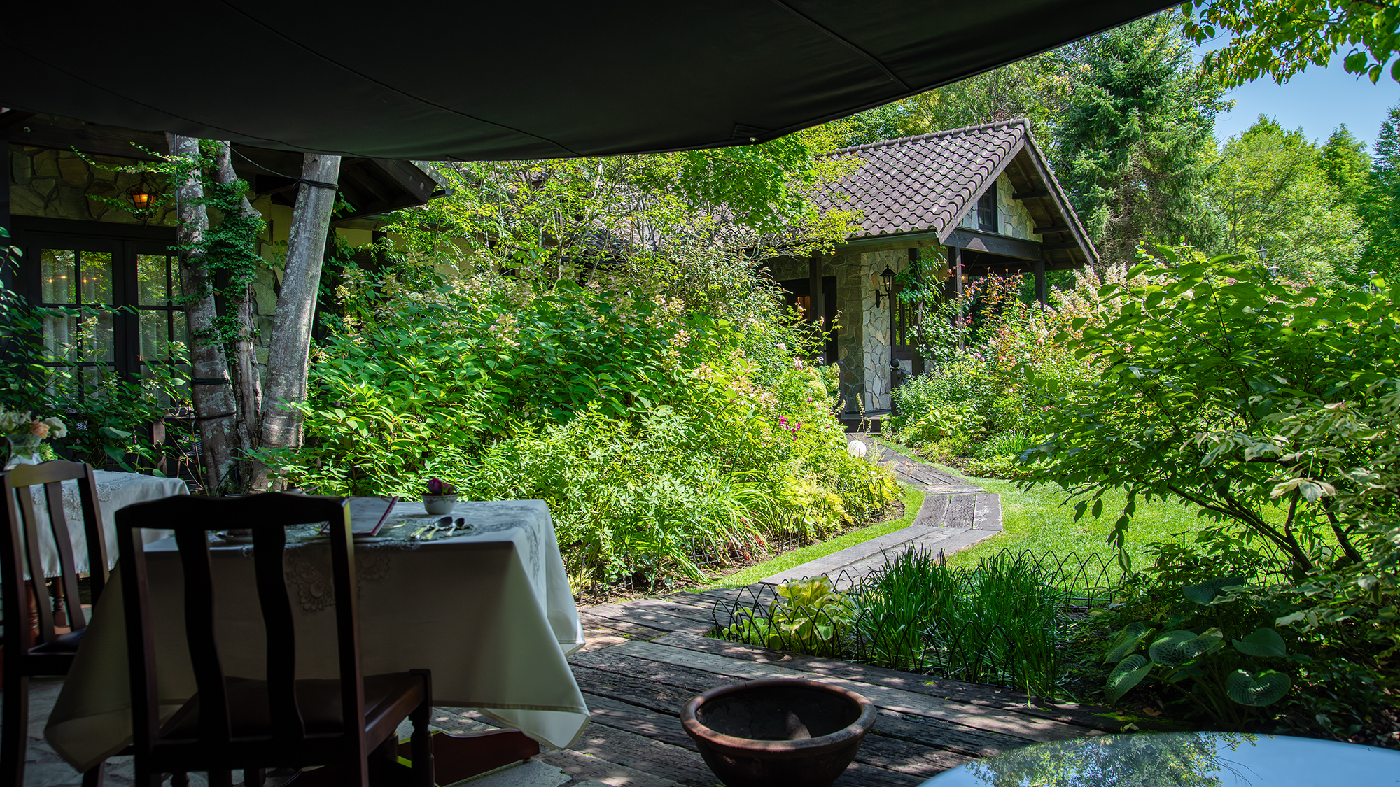 *プライヴェートガーデン/鮮やかな緑にたくさんの種類の花が咲き揃います