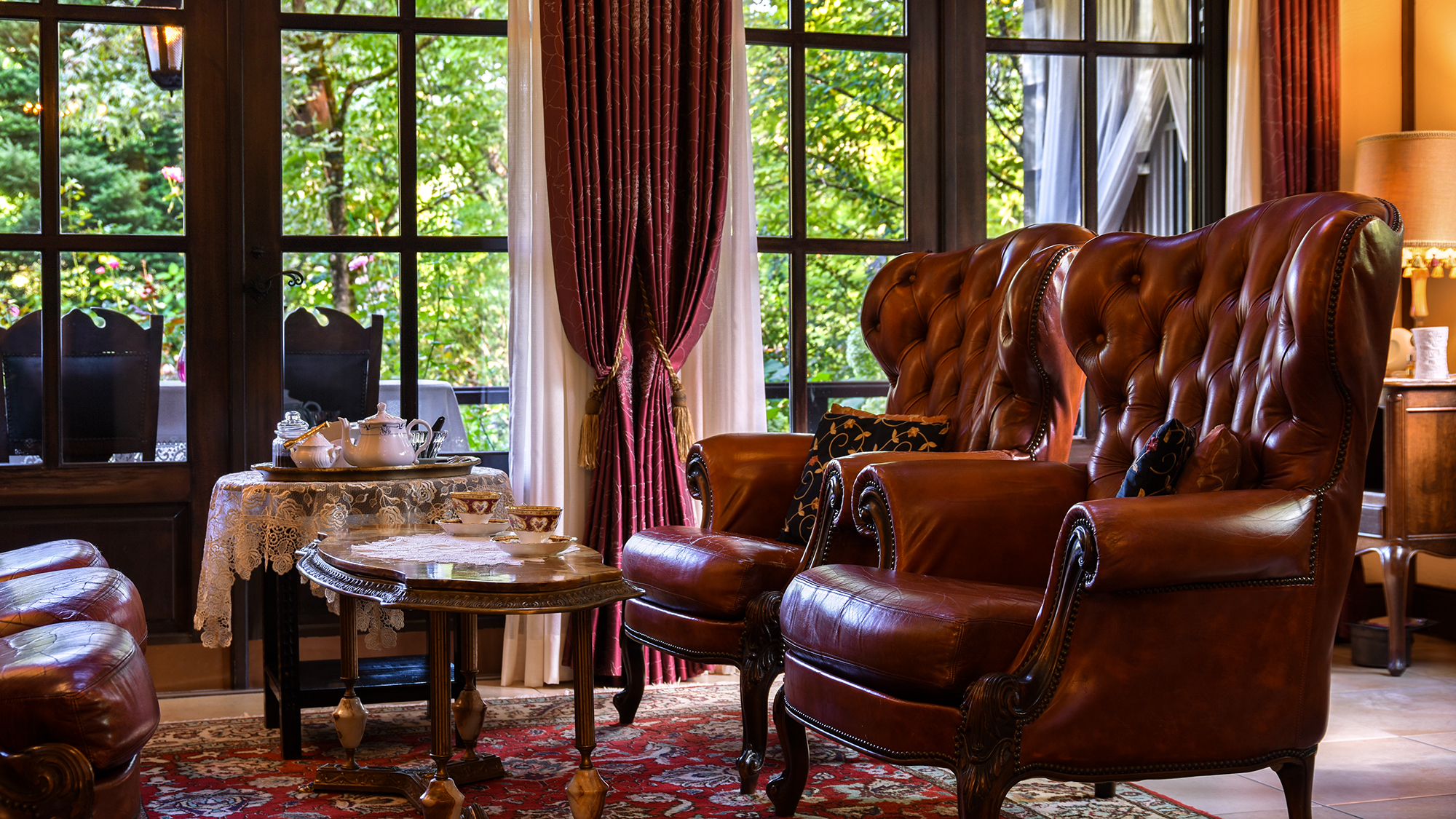 *103号室（1階特別室）/ダイニングテーブルはございませんが 革張りのアンティークソファが印象的