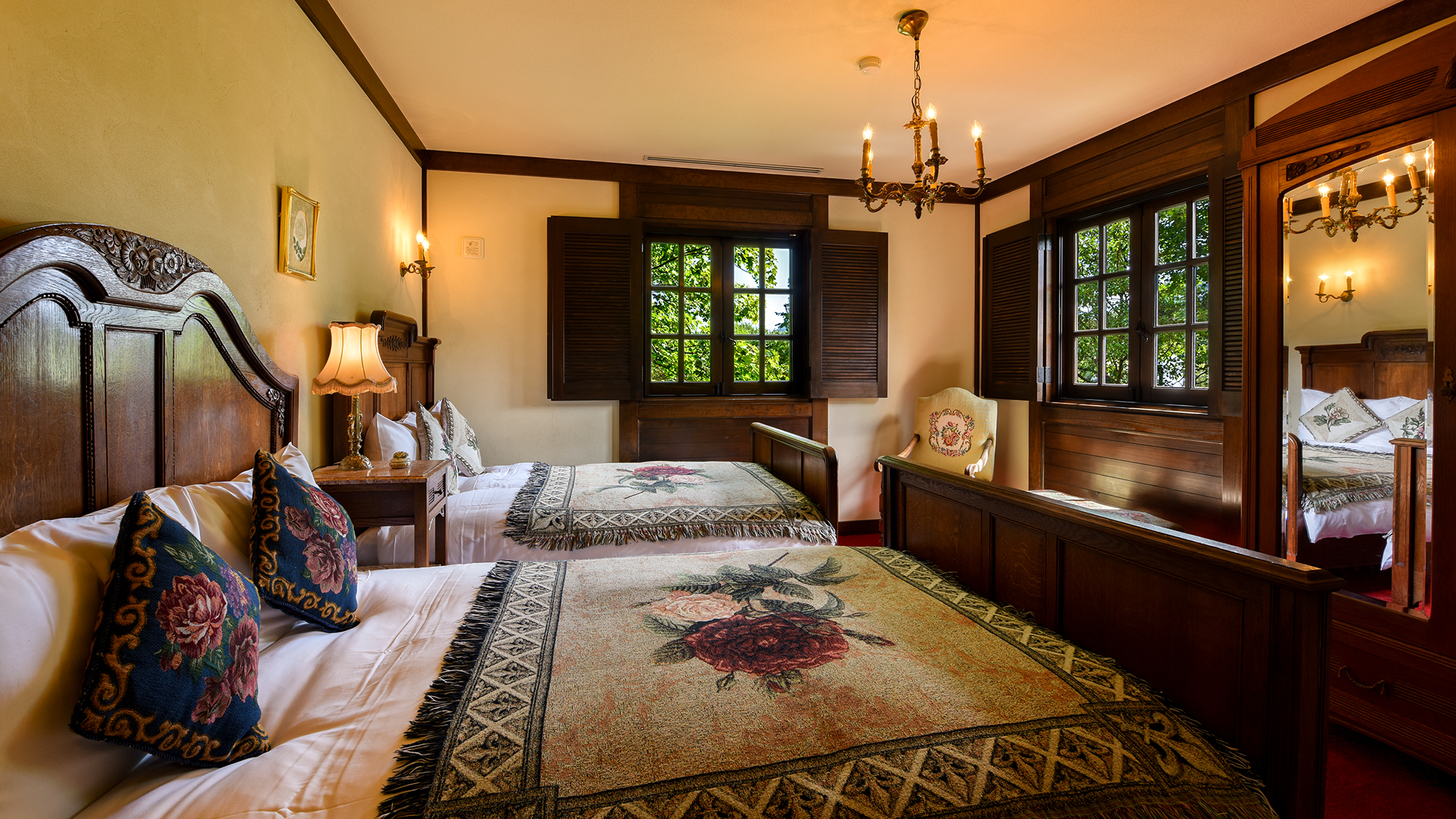 *202号室（2階）/寝室からは屋根越しにレイクガーデンやボーダーガーデンを望めます