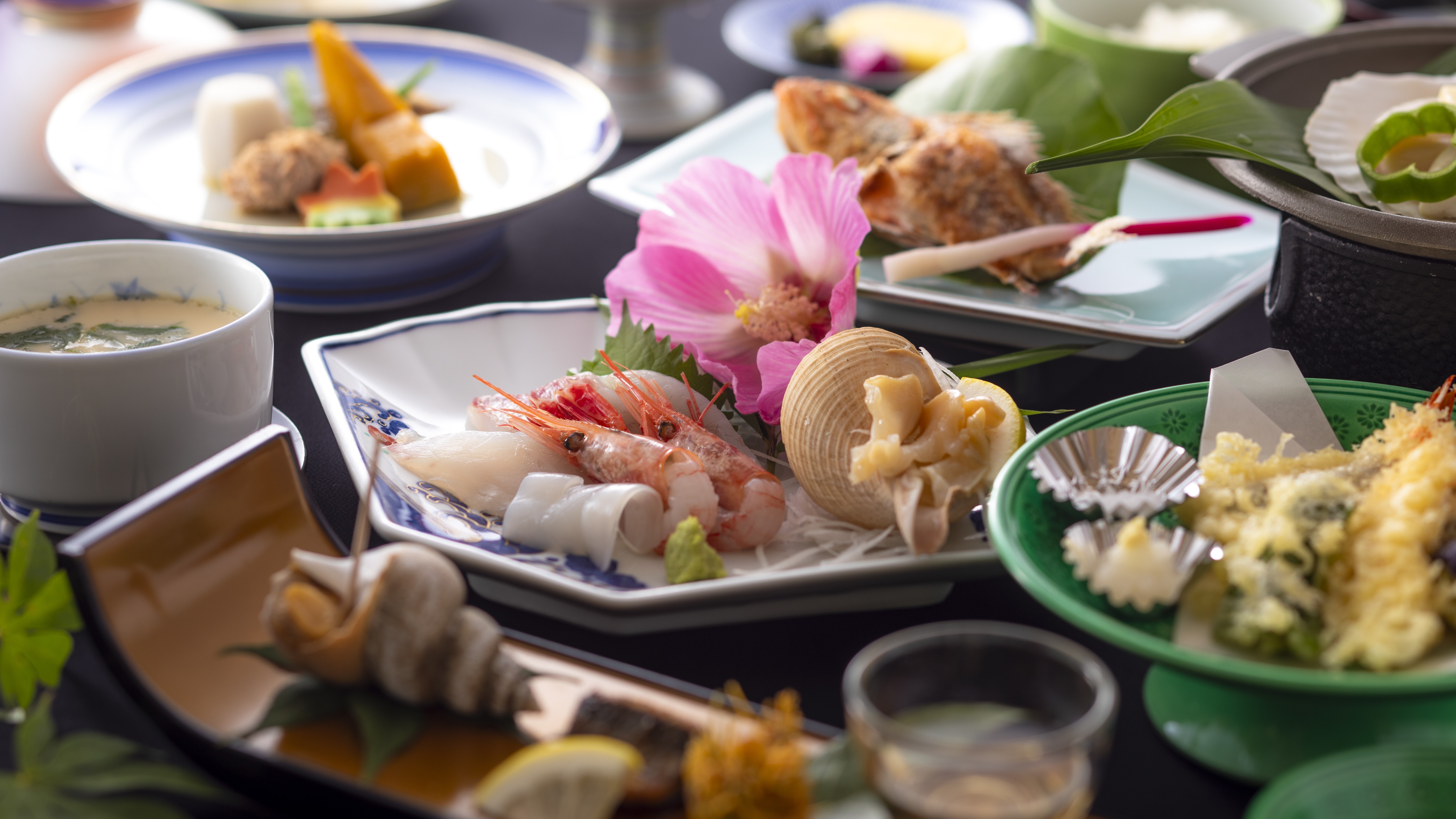 【魚介会席】丹後の地魚を使用したお造りなどを味わう、当館のベーシックコースです。