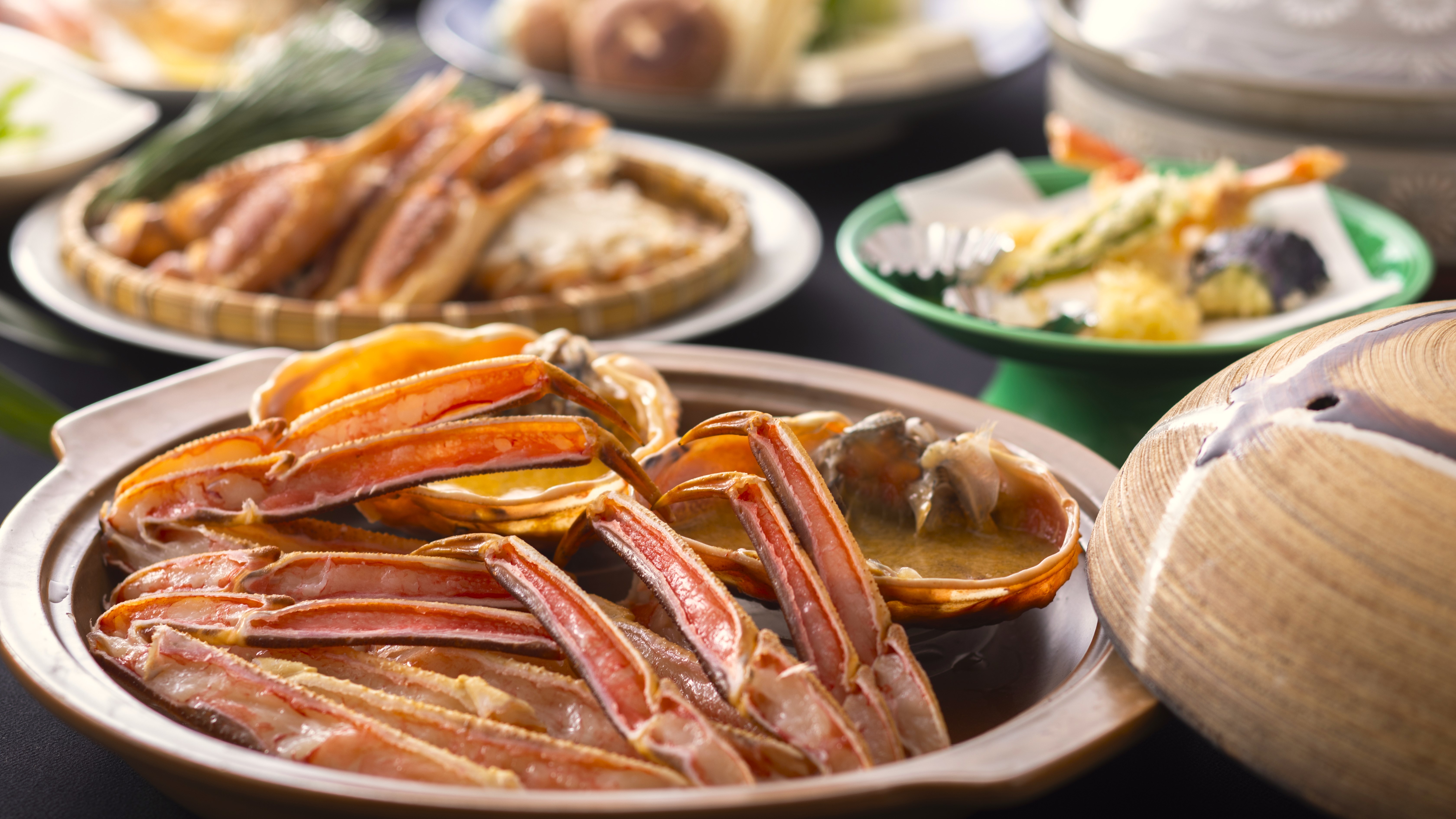 【冬・お料理】カニの陶板焼きやカニ鍋、カニの天ぷらなどを味わう！