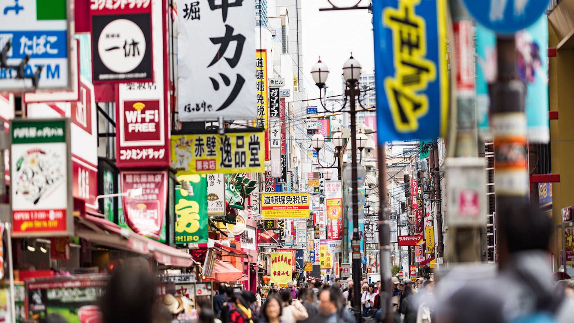 【道頓堀】多くの人で賑わいます。