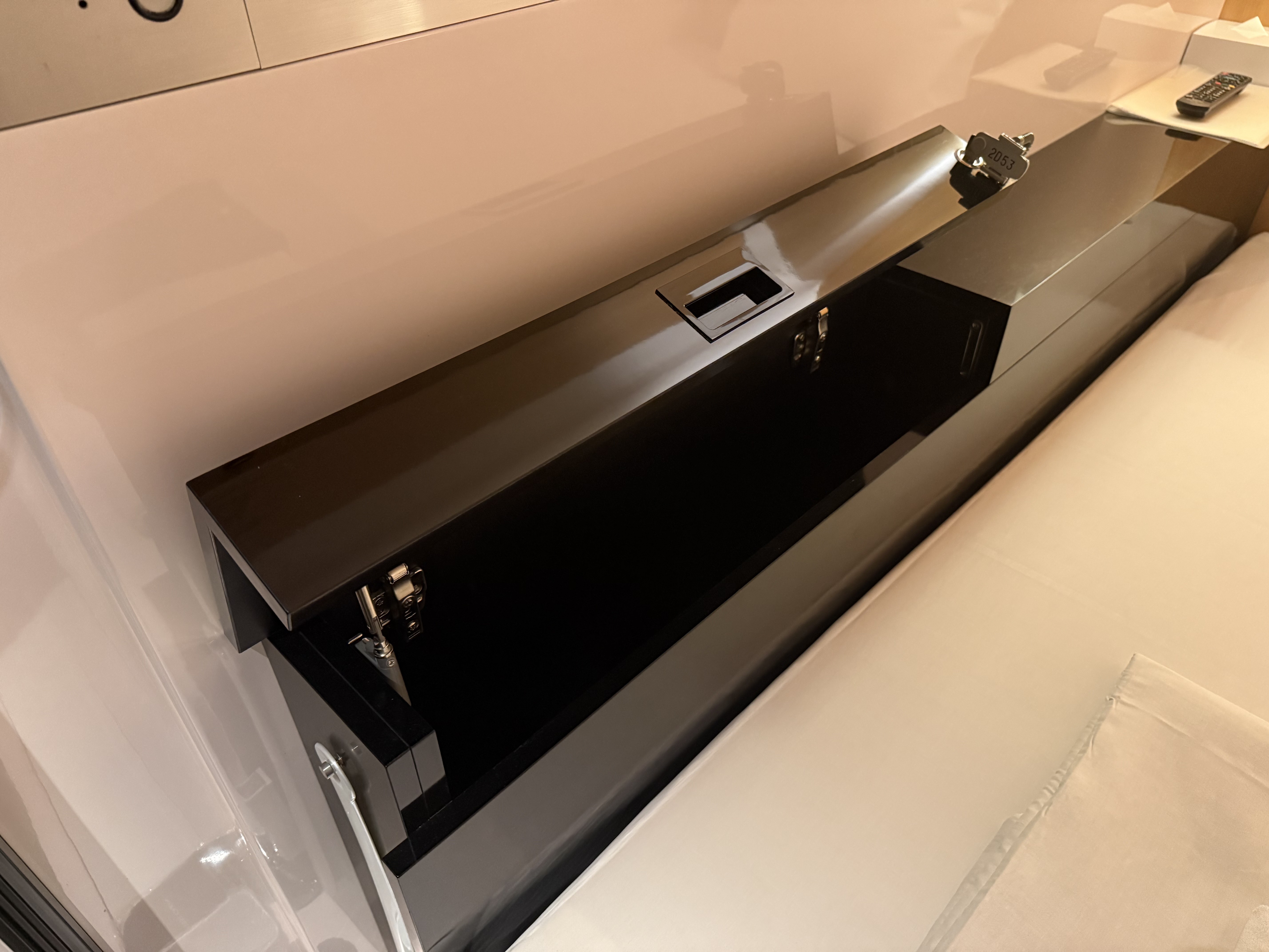 ビジネスクラスキャビン貴重品ボックス