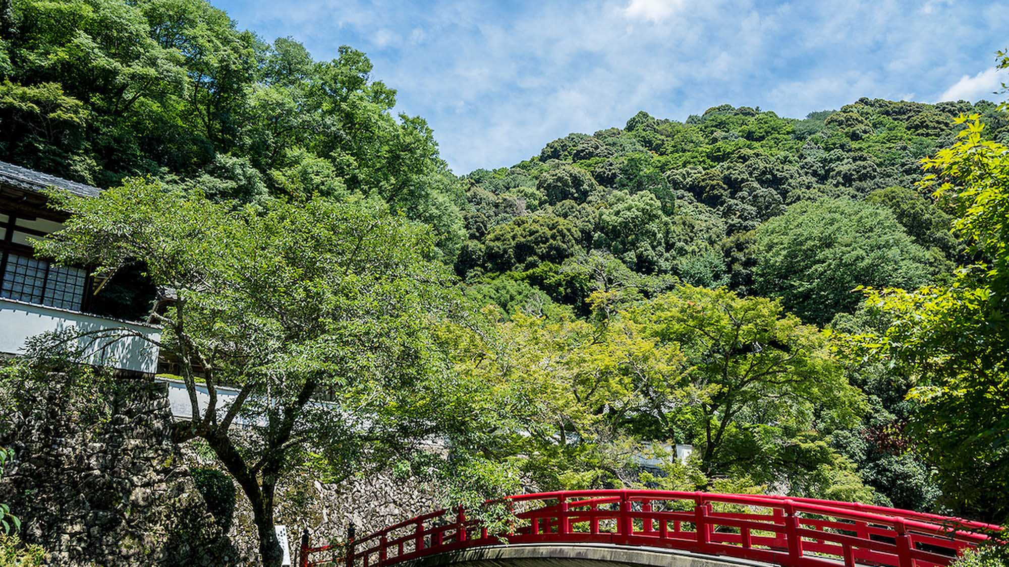 【瑞雲橋】箕面川にかかる色鮮やかな橋は、写真スポットとしても人気です。