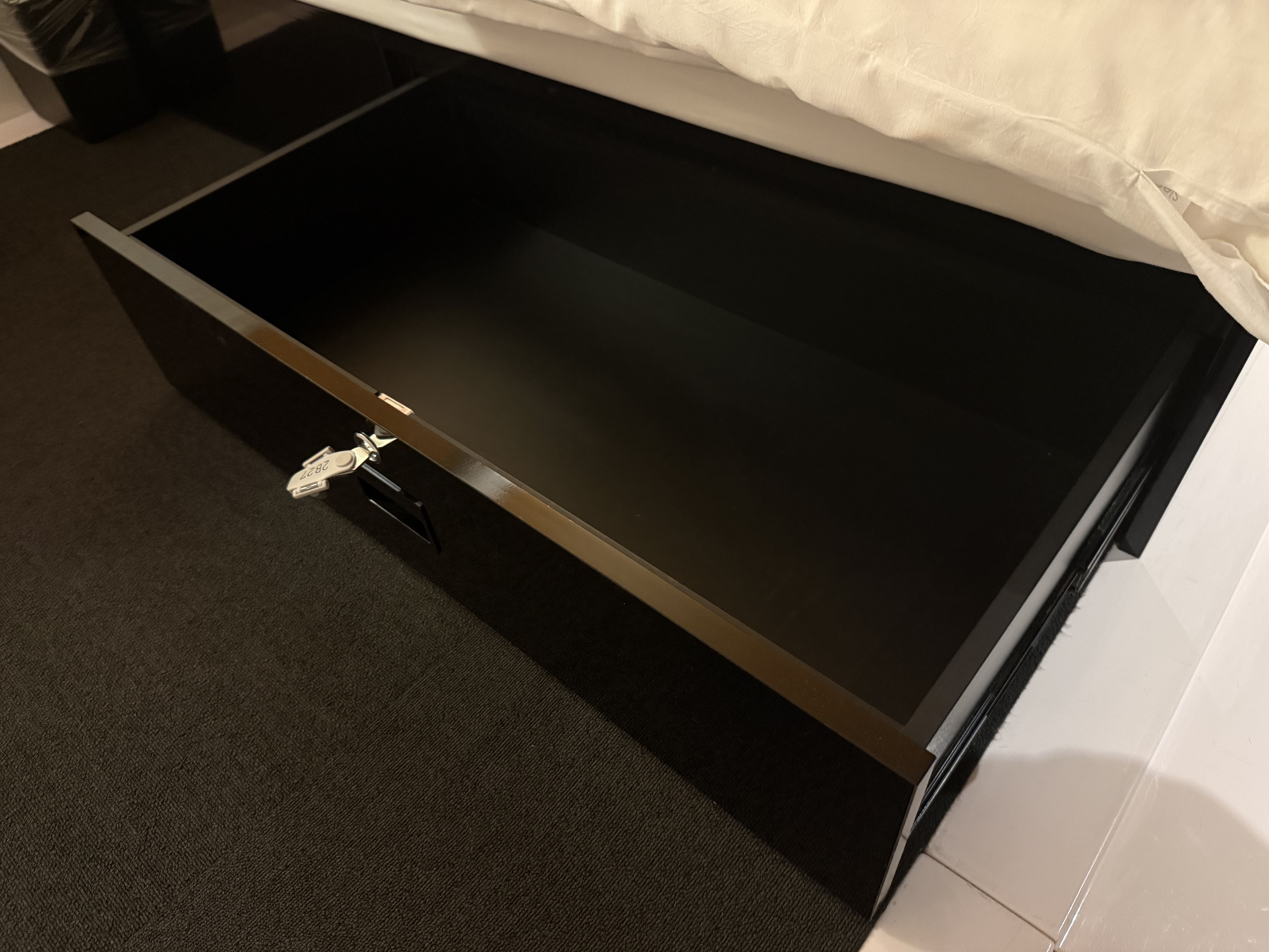 ファーストクラスキャビン貴重品ボックス