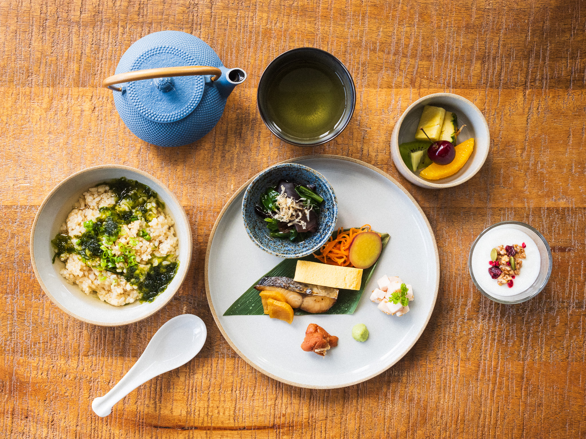 季節の朝食　6月からの新しい和食メニュー｜だし茶漬けと焼き魚のプレート