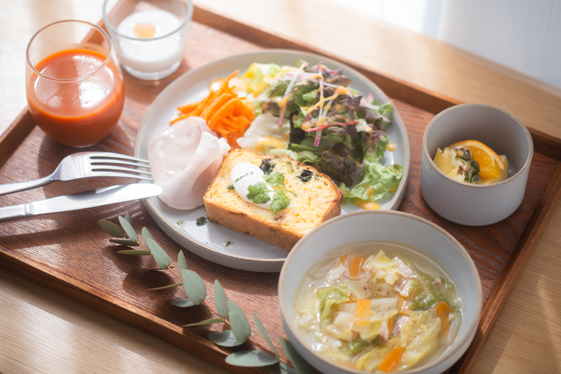 2026春_季節の洋食セット「季節野菜のケークサレと、春キャベツとベーコンのコンソメスープ」