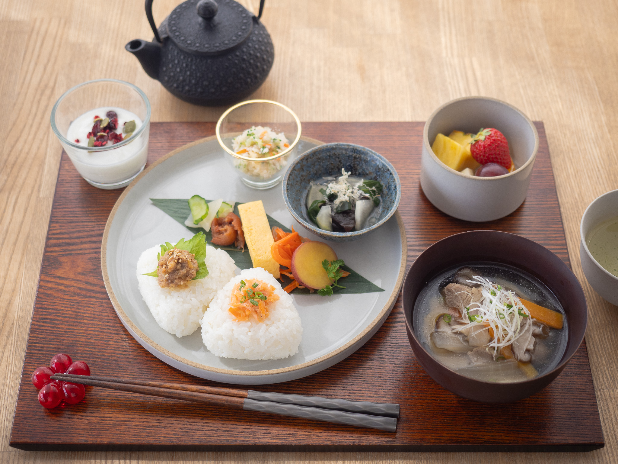季節の朝食｜2025和食メニュー「ひっつみ汁とおにぎり」セット