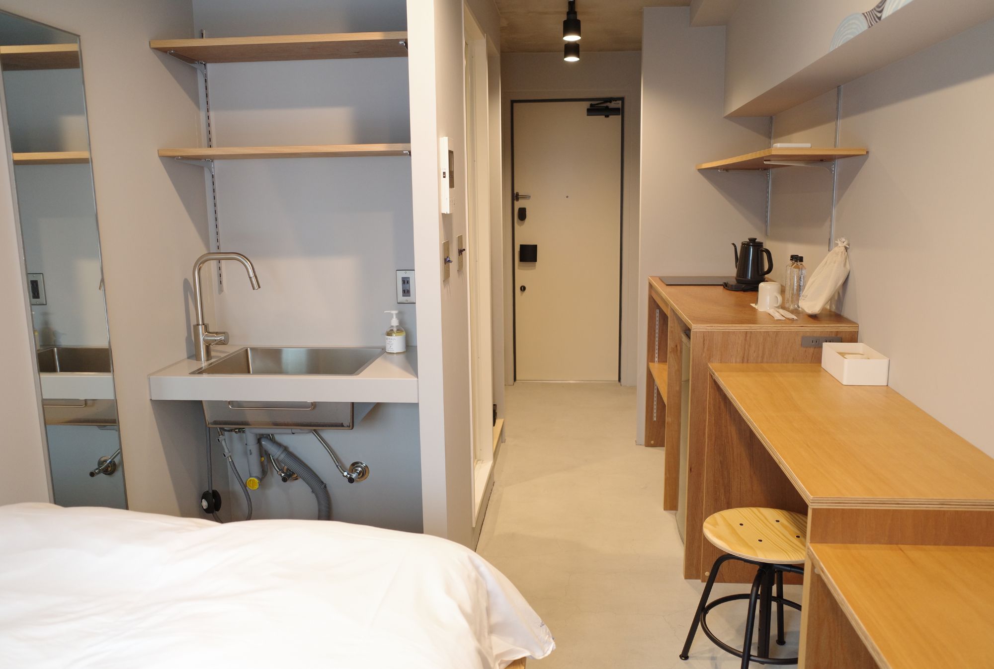 【Single room】シングルのお部屋でも必要なものの揃った快適空間です。