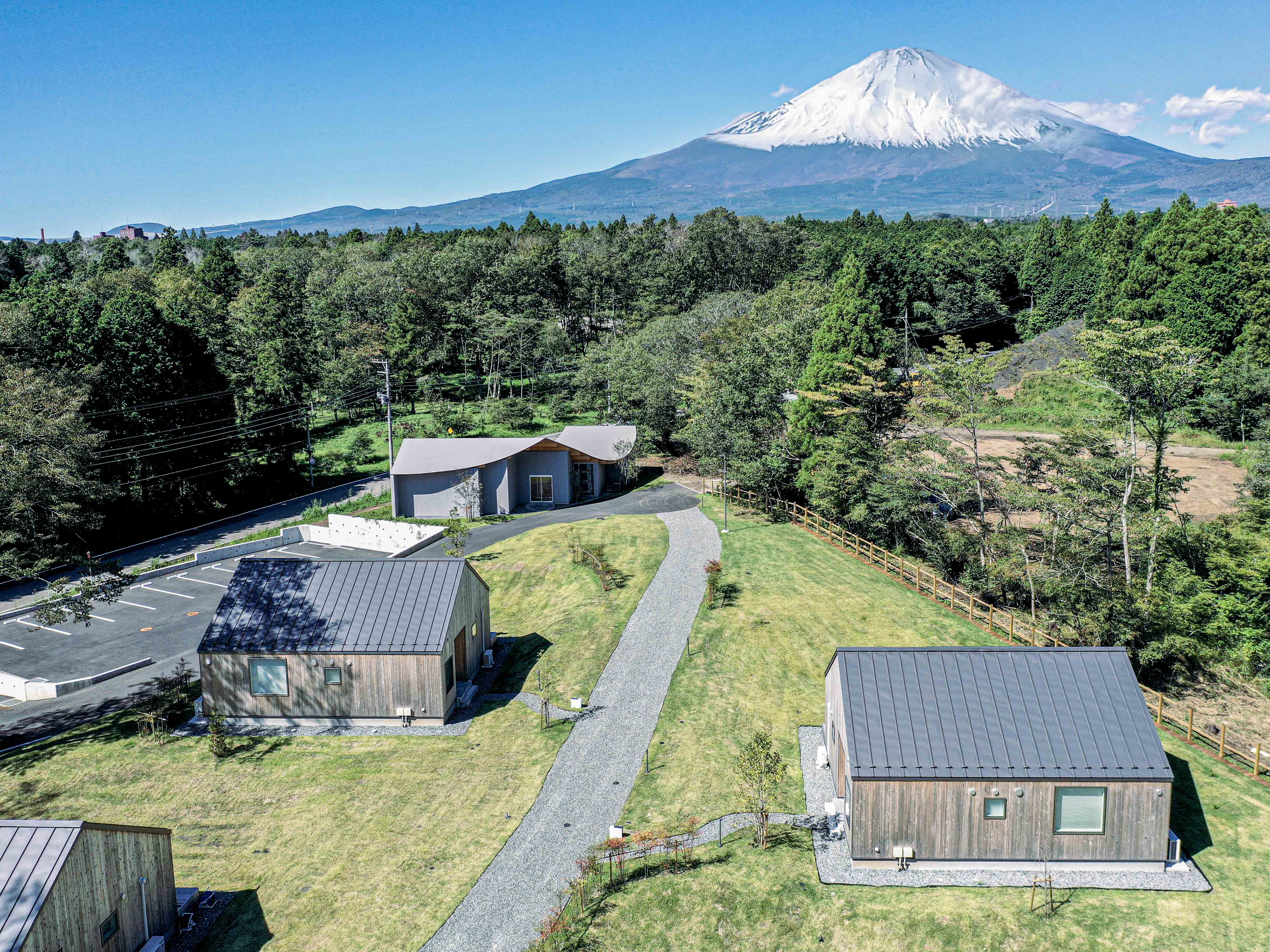 富士山と高嶺の森のコテージ