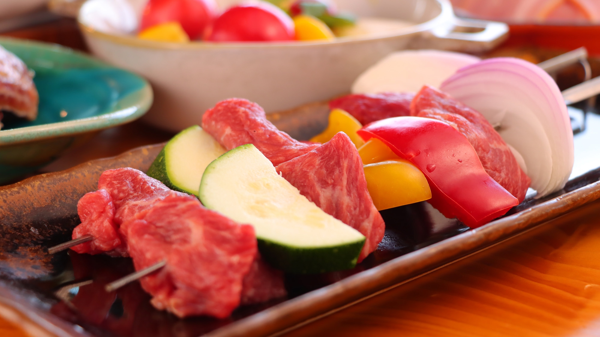 海辺のテラスでcoyamarisだけの”スパイス香る”プレミアム海鮮BBQ