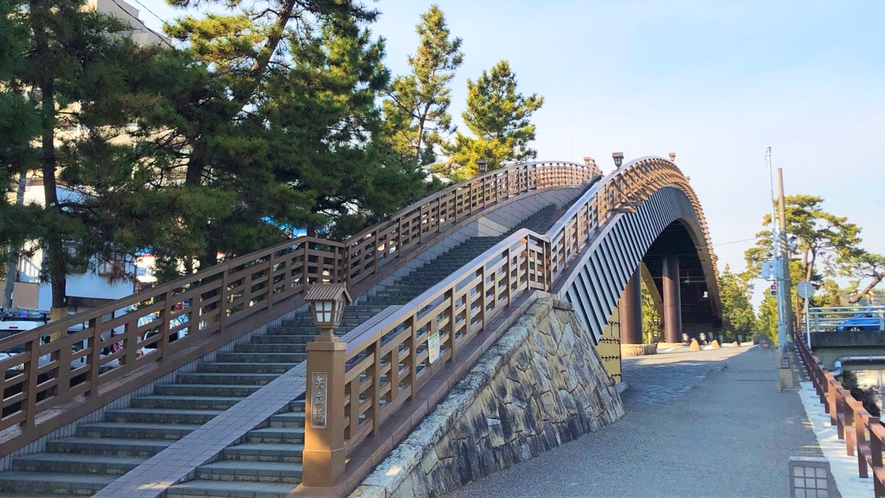 【草加松原】矢立橋：百代橋と対をなす長さ77.9mの和風太鼓橋です。