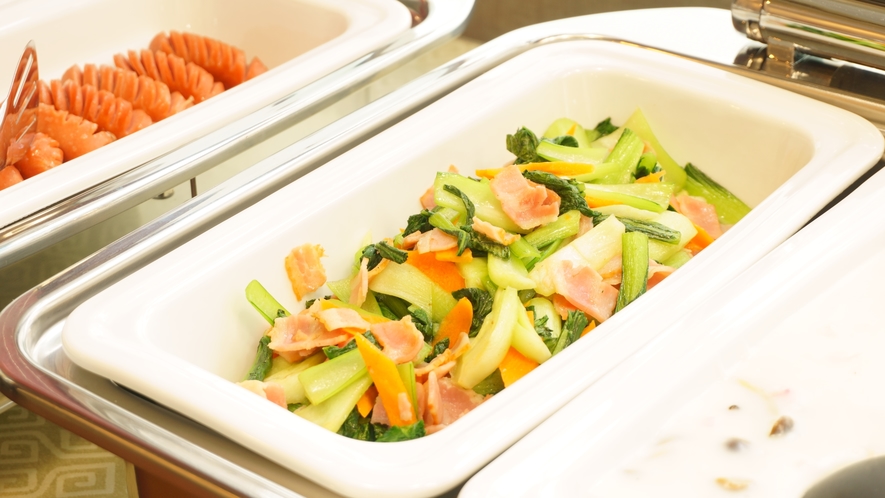 【朝食バイキング一例】ベーコンと季節野菜の炒め物