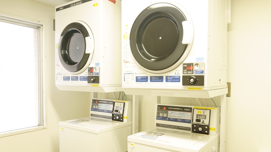 【コインランドリー２階】洗濯機と乾燥機を２台ずつ設置しております。