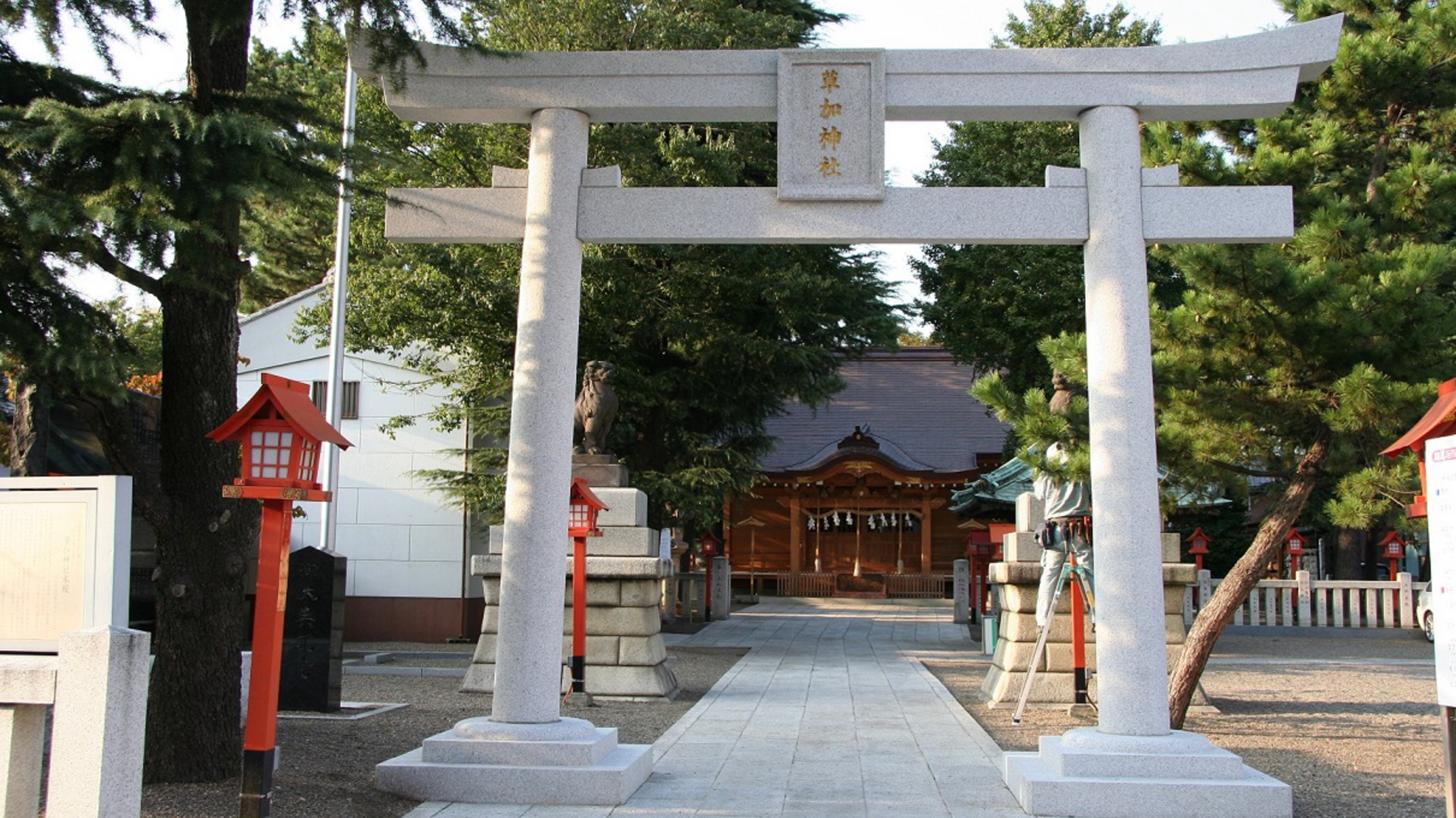【草加神社】元々は氷川神社と呼ばれ、明治42年に草加の町にある11社を合祀して改称されました。