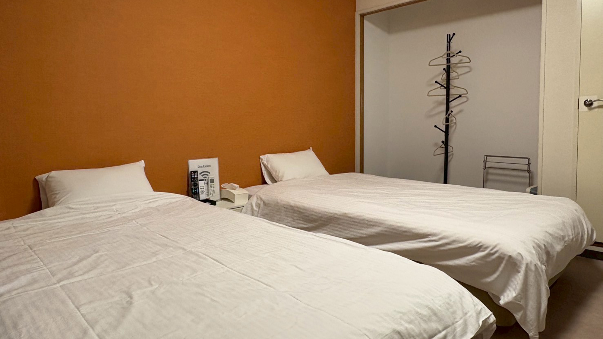 ・【702：寝室】最大2名様宿泊可能。コンパクトながら必要なものが揃ったお部屋です