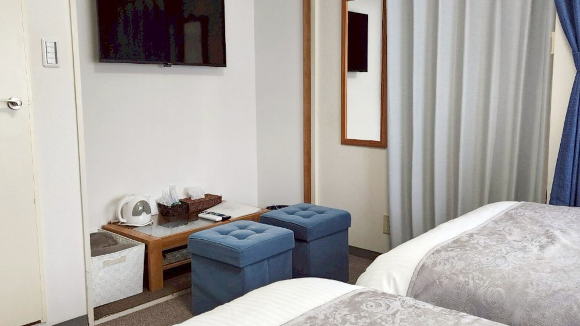 ・【404：設備】壁掛け式の大画面薄型テレビを完備。ベッドに寝転がってテレビを見られます