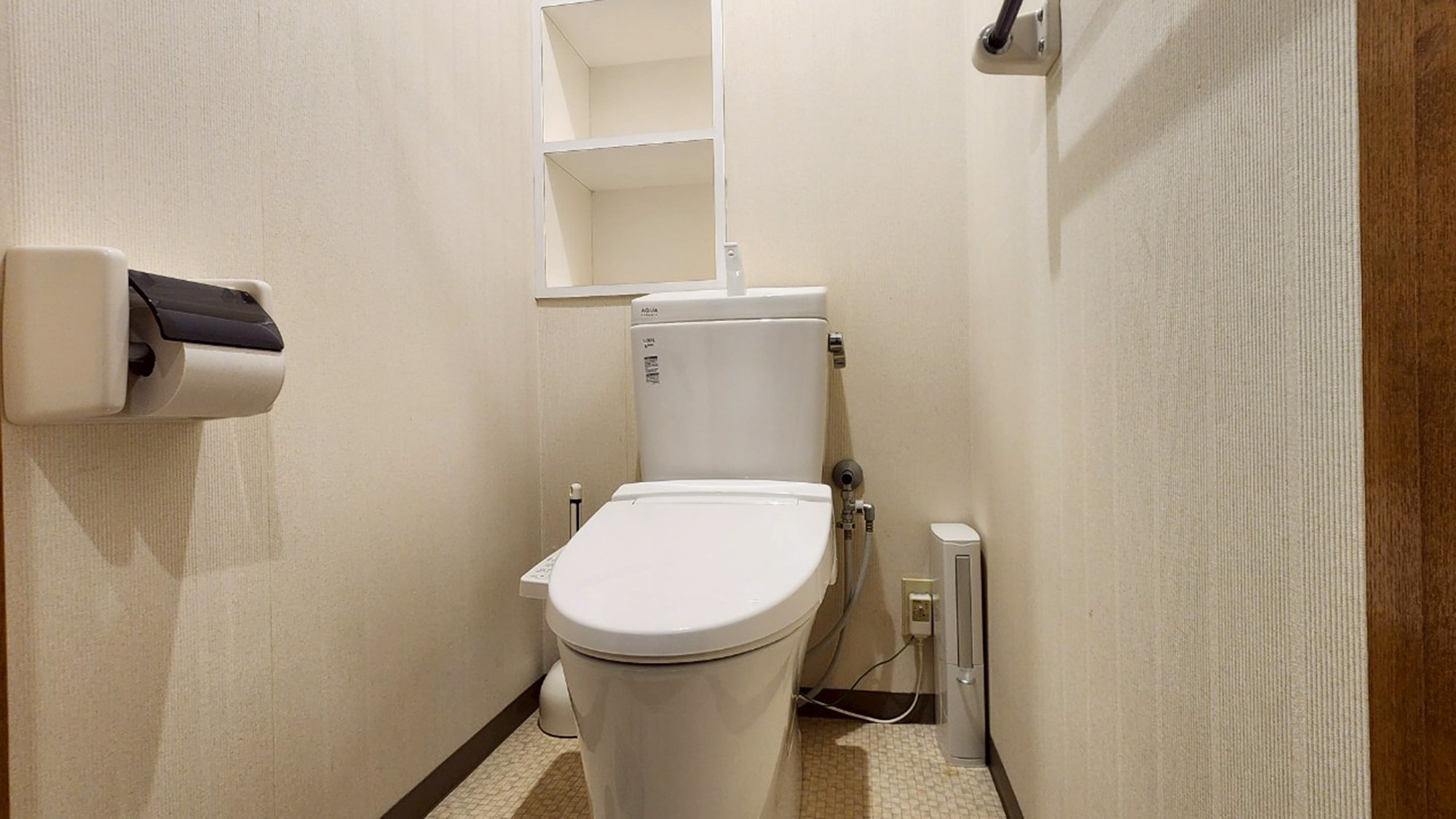 ・【1001：トイレ】温水洗浄便座付。2カ所あるので人数が多くても安心してお使いいただけます