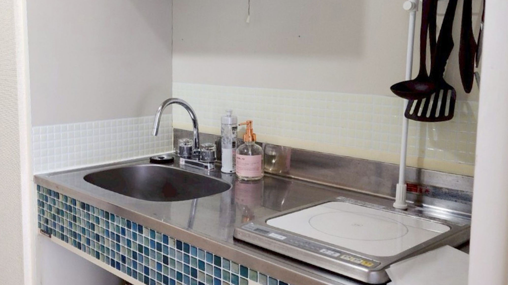 ・【602：キッチン】IHコンロ・食器完備の簡易キッチン。簡単な自炊が可能です