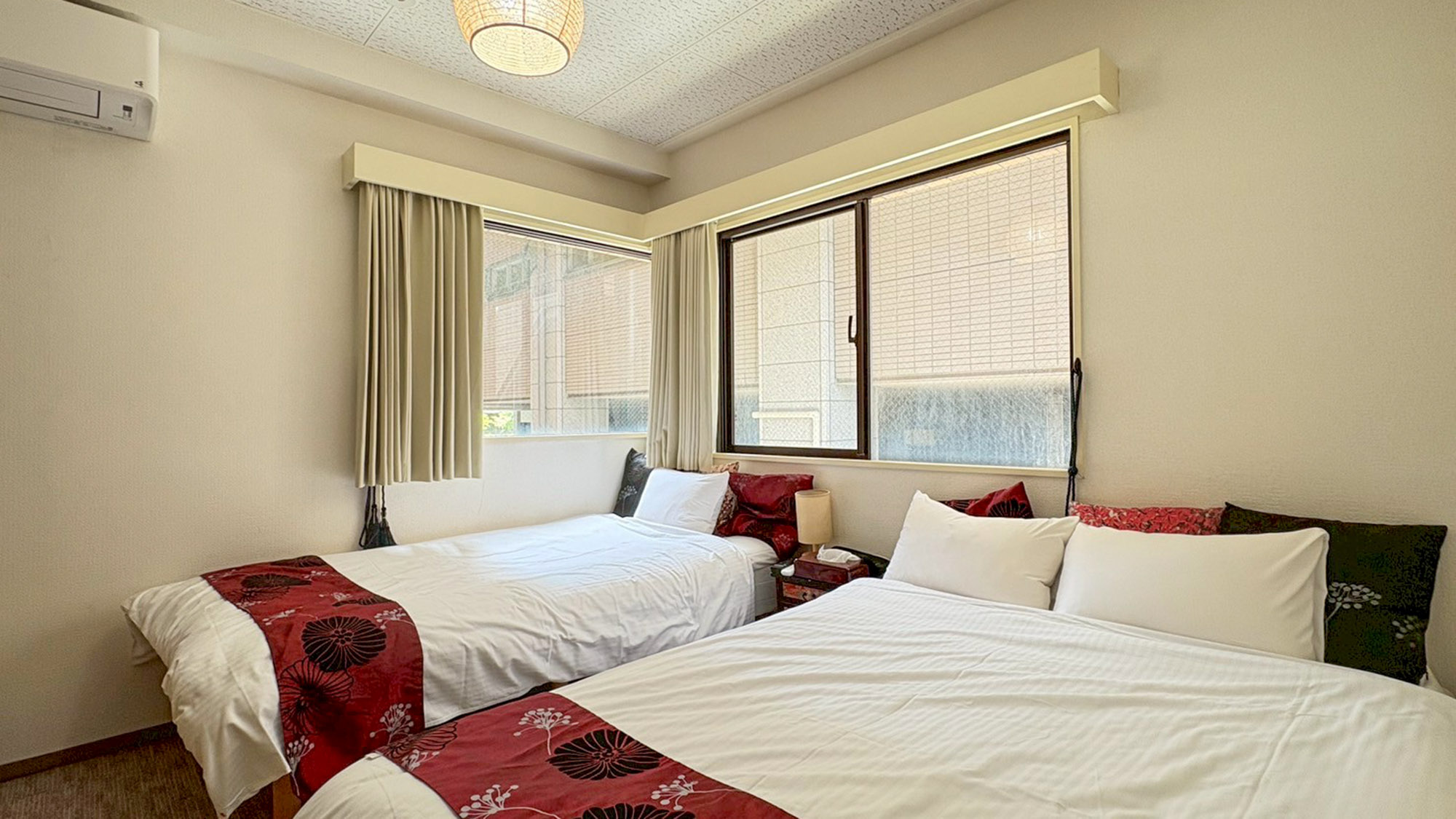 ・【205：寝室】最大3名様宿泊可能。コンパクトながら必要なものが揃ったお部屋です