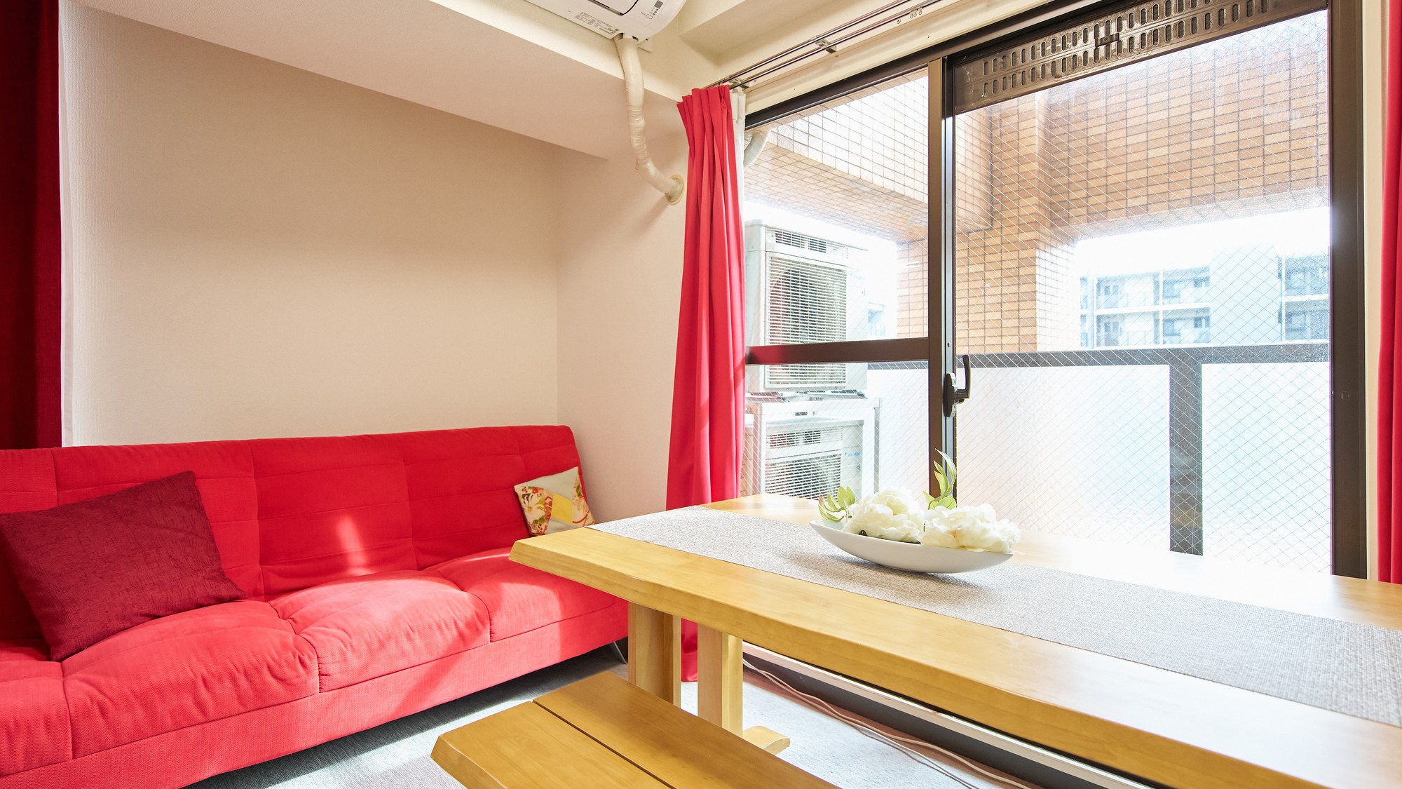 ・405号室／テーブルが大きいので、お仕事やお食事に便利