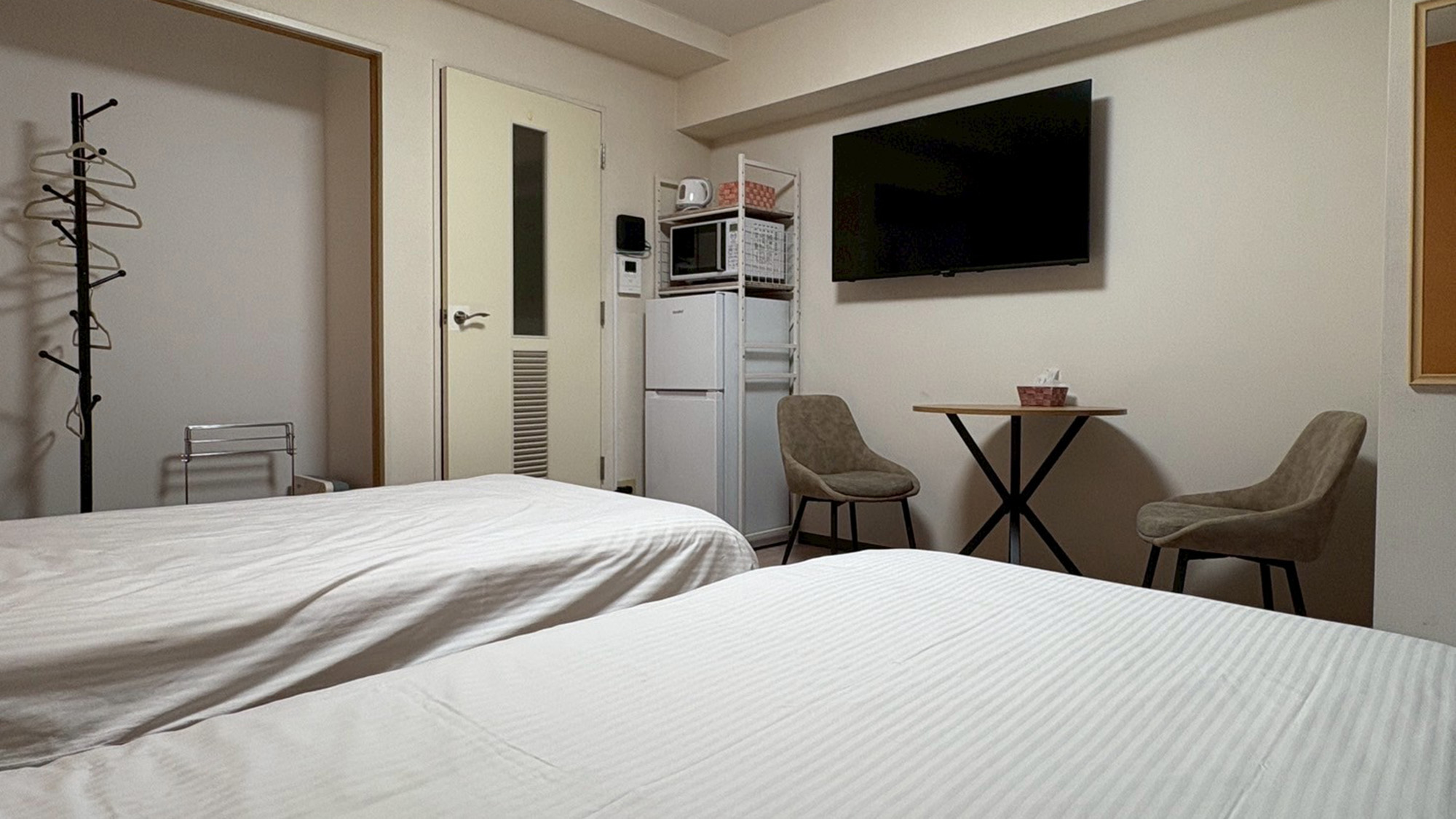 ・【702：設備】ベッド正面の壁にテレビを設置していますので寝転がって見られます