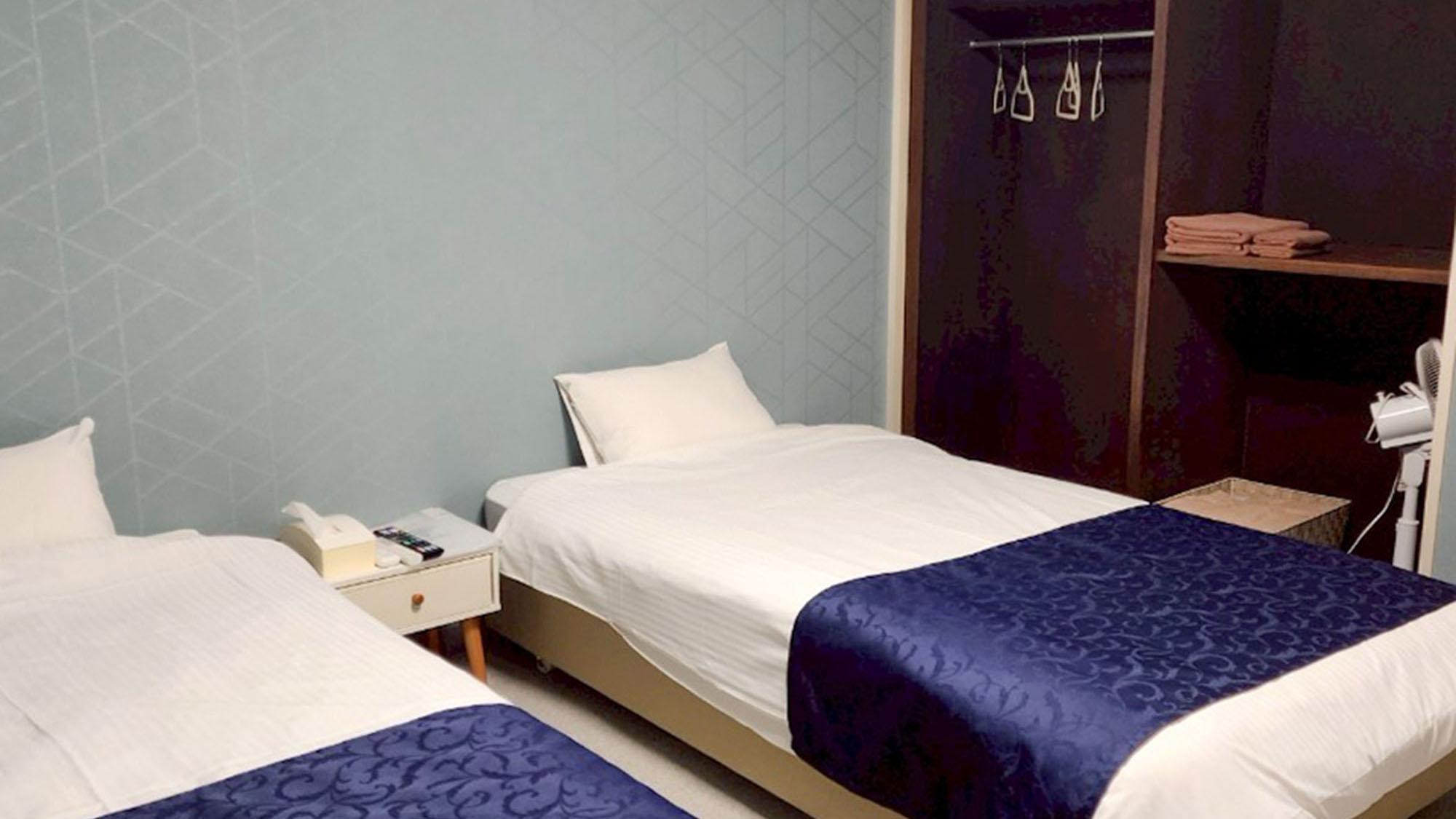 ・【403：寝室】大きめクローゼット完備で、長期滞在や荷物が多い方も安心です