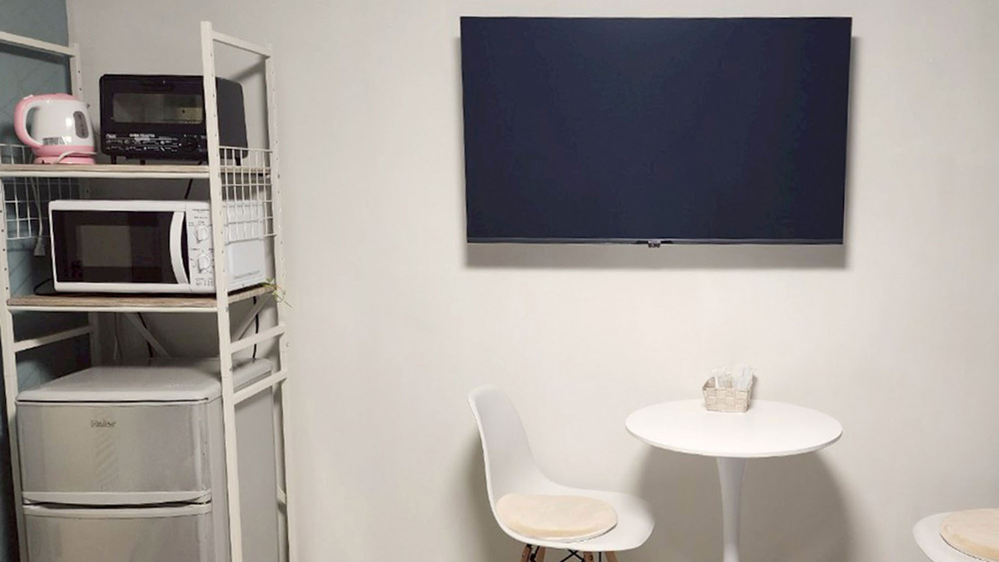 ・【403：設備】キッチン家電（冷蔵庫・電子レンジ等）、テレビ、テーブル完備で快適に過ごせます