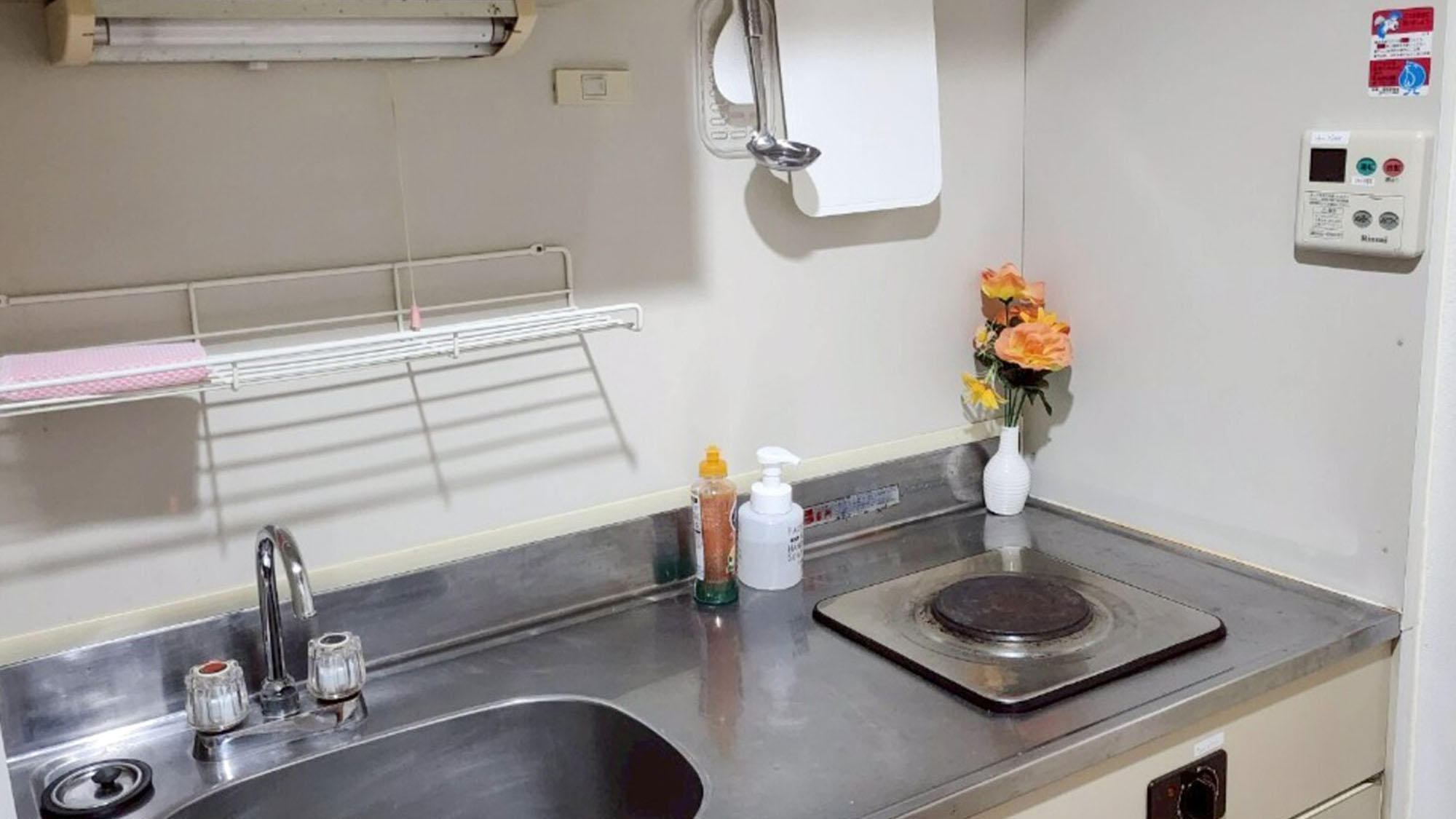 ・【402：キッチン】電気コンロ・食器完備の簡易キッチン。簡単な自炊が可能です