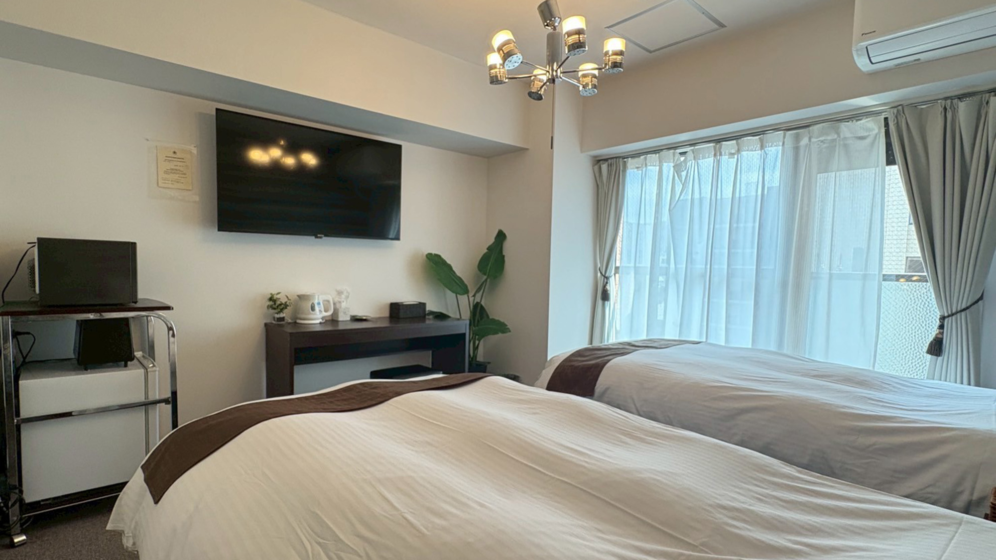 ・【402：寝室】テーブルと椅子を設置。PC作業もギリギリ対応可能なサイズです