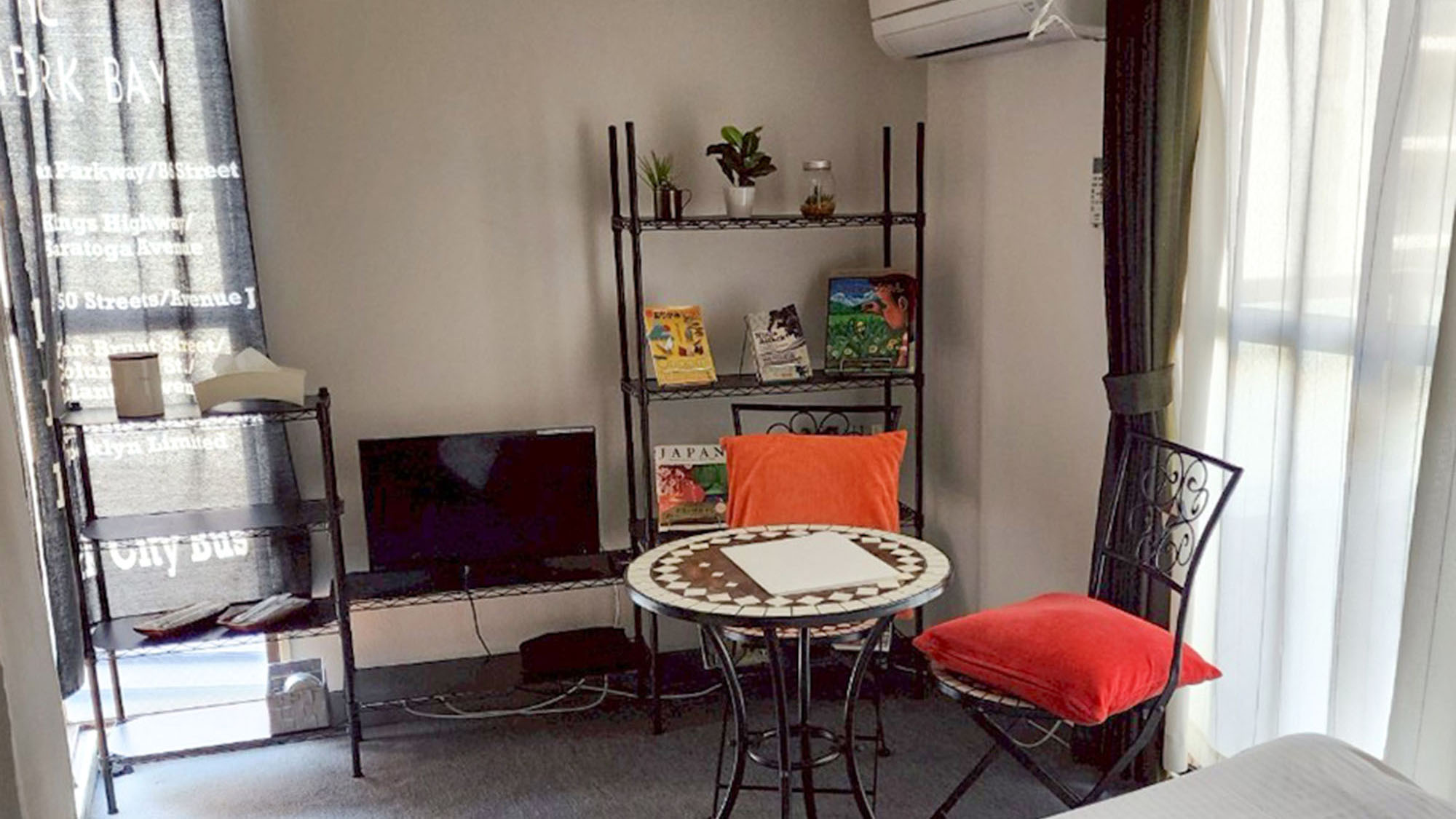 ・【305：寝室】モザイクタイルチェアとテーブルがお部屋のアクセントになっています