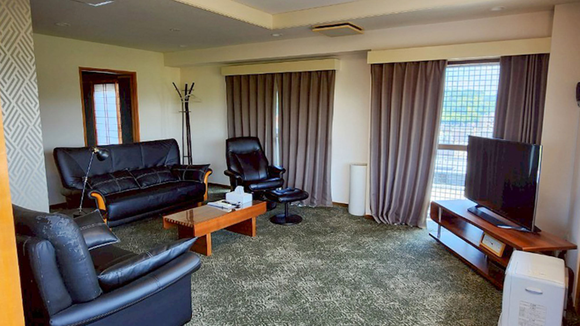 ・【1001：リビング】大画面テレビとゆったりソファ。会話が弾む、快適な団らんの場所です