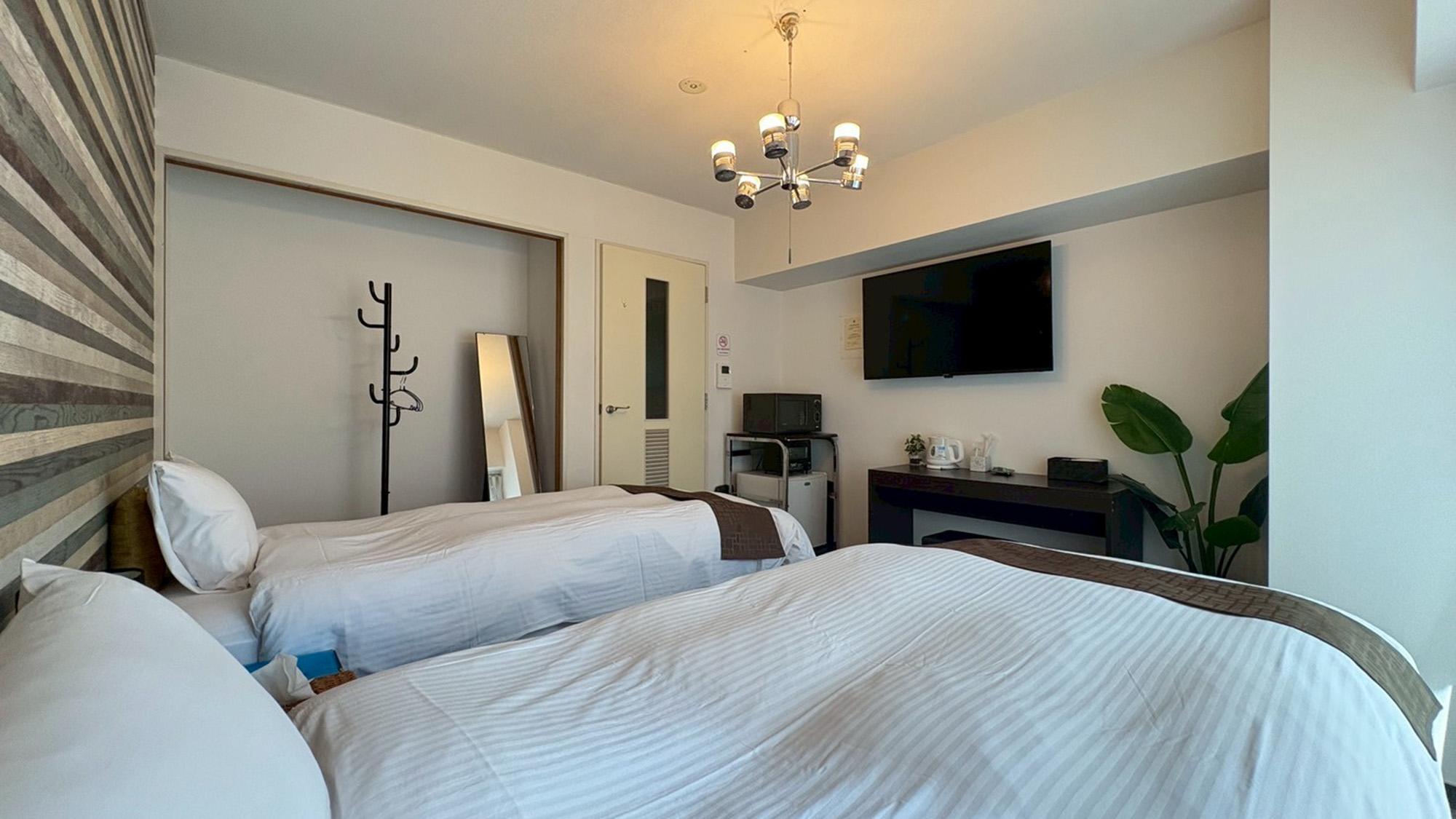 ・【402：寝室】大きな観葉植物がシンプルなお部屋に癒しを与えます