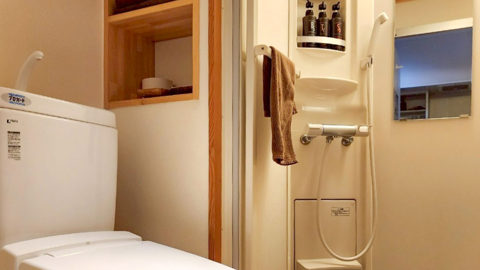 ・【204：シャワー＆トイレ】シャワー室とトイレは独立。快適にご利用いただけます