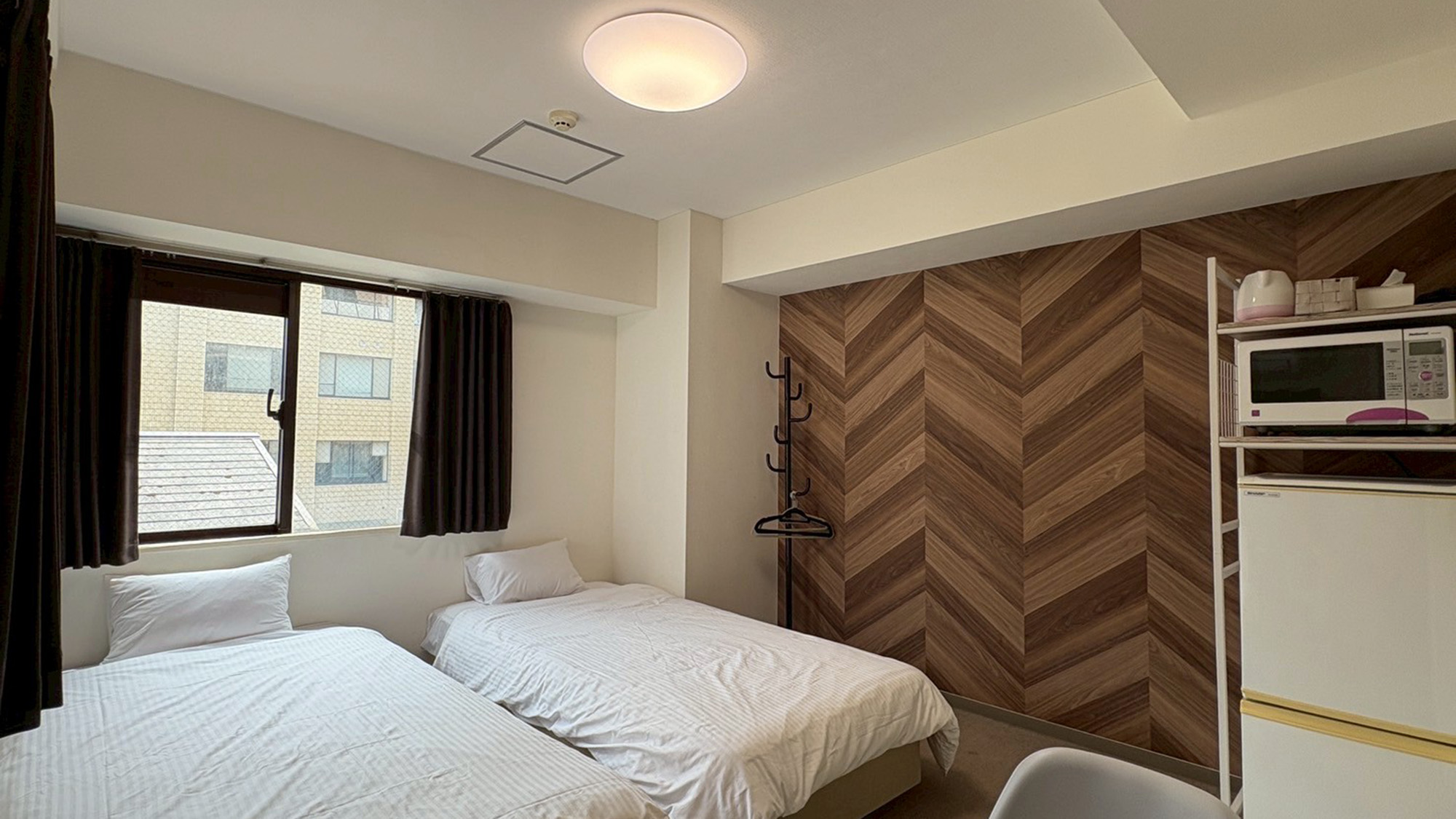 ・【304：寝室】木目調の壁紙が特徴的。お部屋のアクセントになっています