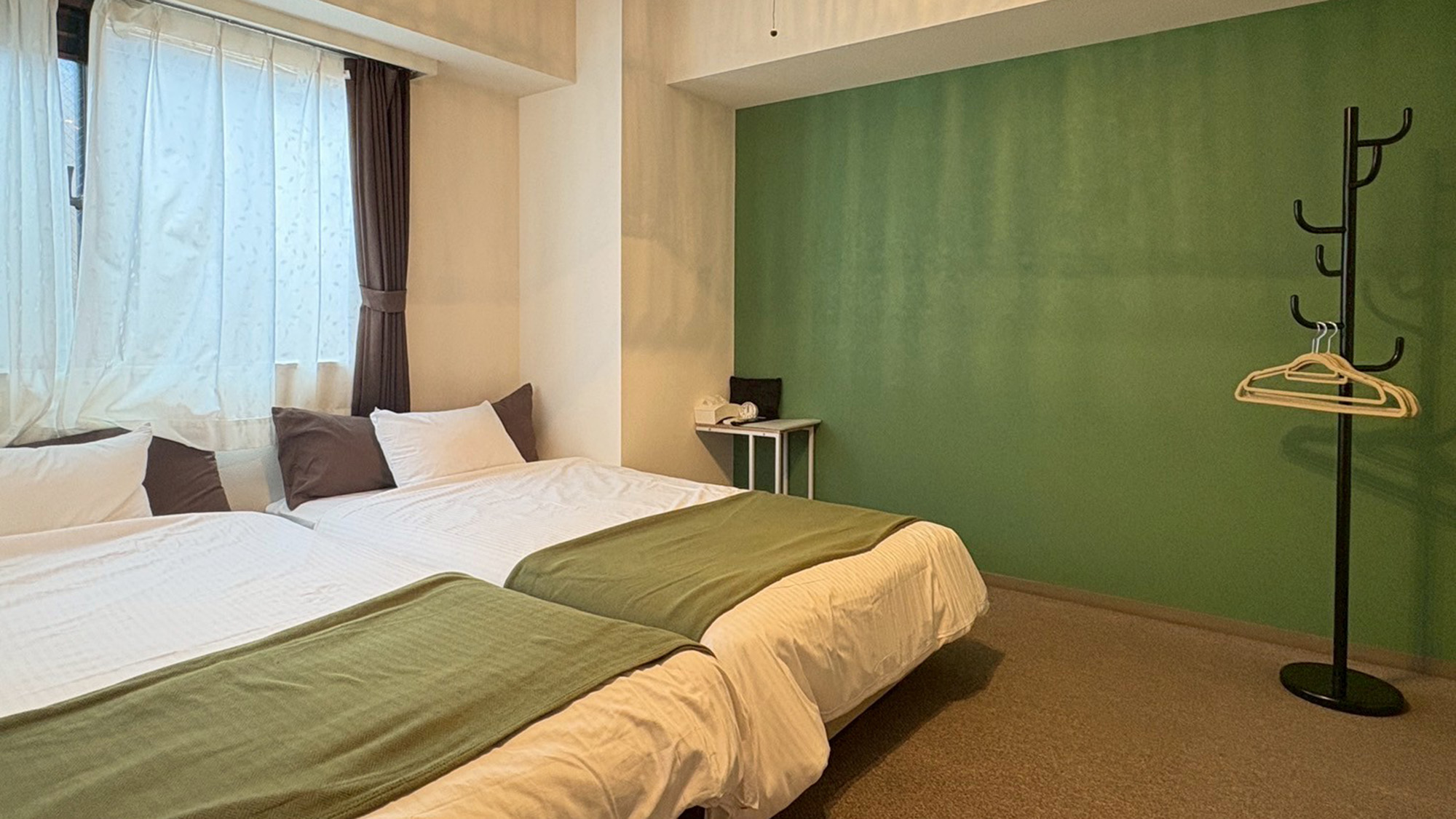 ・【204：設備】ハンガーラックはしわになりやすい服やコートをかけておくのに便利